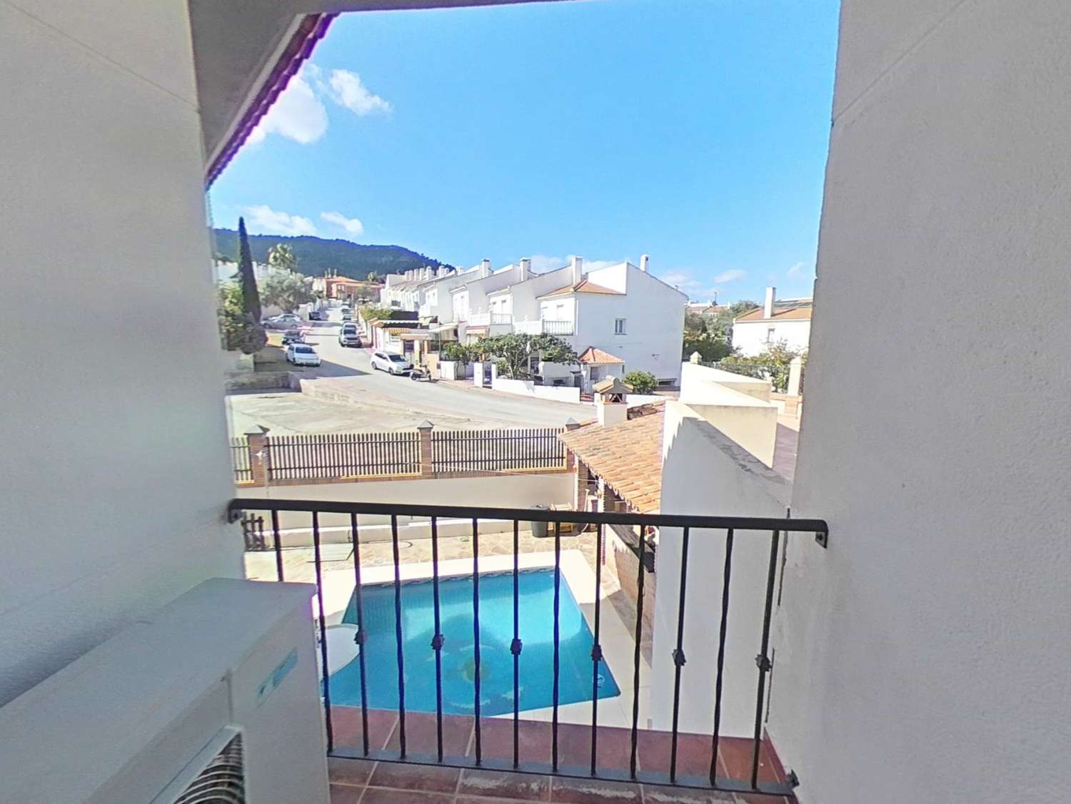 Chalet pareado con 5 dormitorios y piscina privada en Urbanización Cortijos del Sol