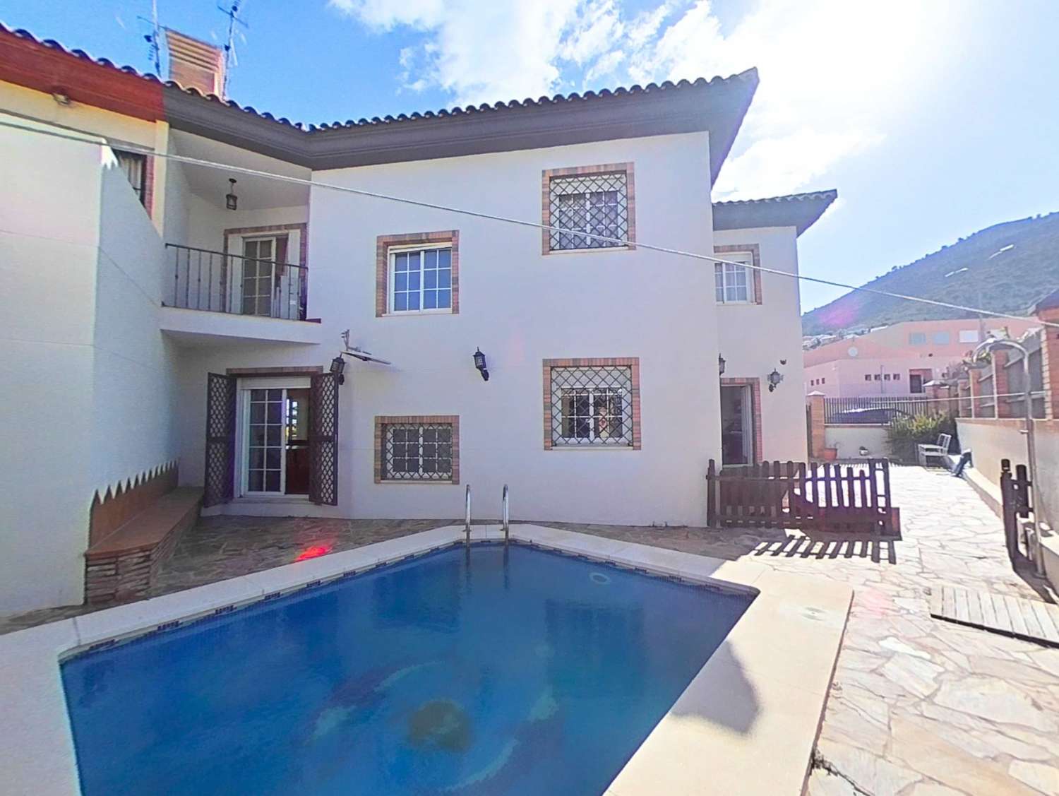 Chalet pareado con 5 dormitorios y piscina privada en Urbanización Cortijos del Sol