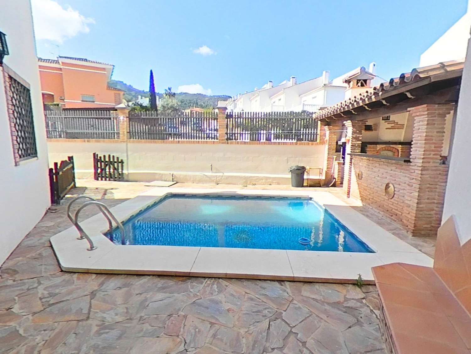 Chalet pareado con 5 dormitorios y piscina privada en Urbanización Cortijos del Sol