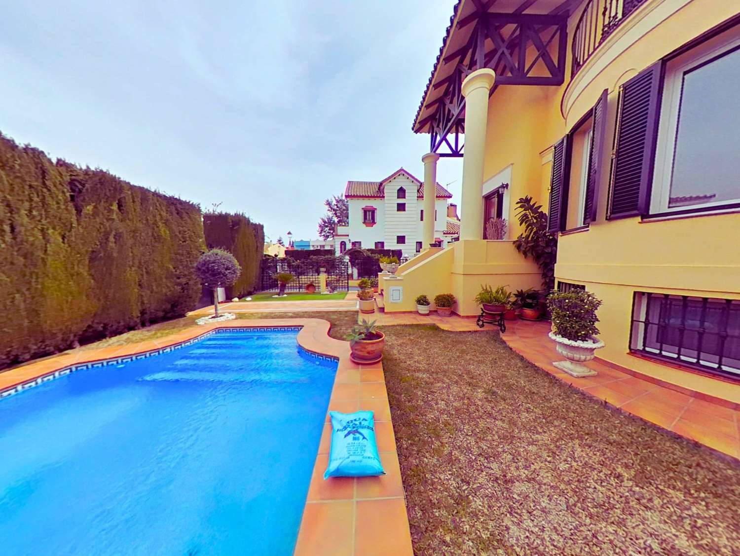Detached 5-bedroom villa with garden and pool in Capellanía urbanization