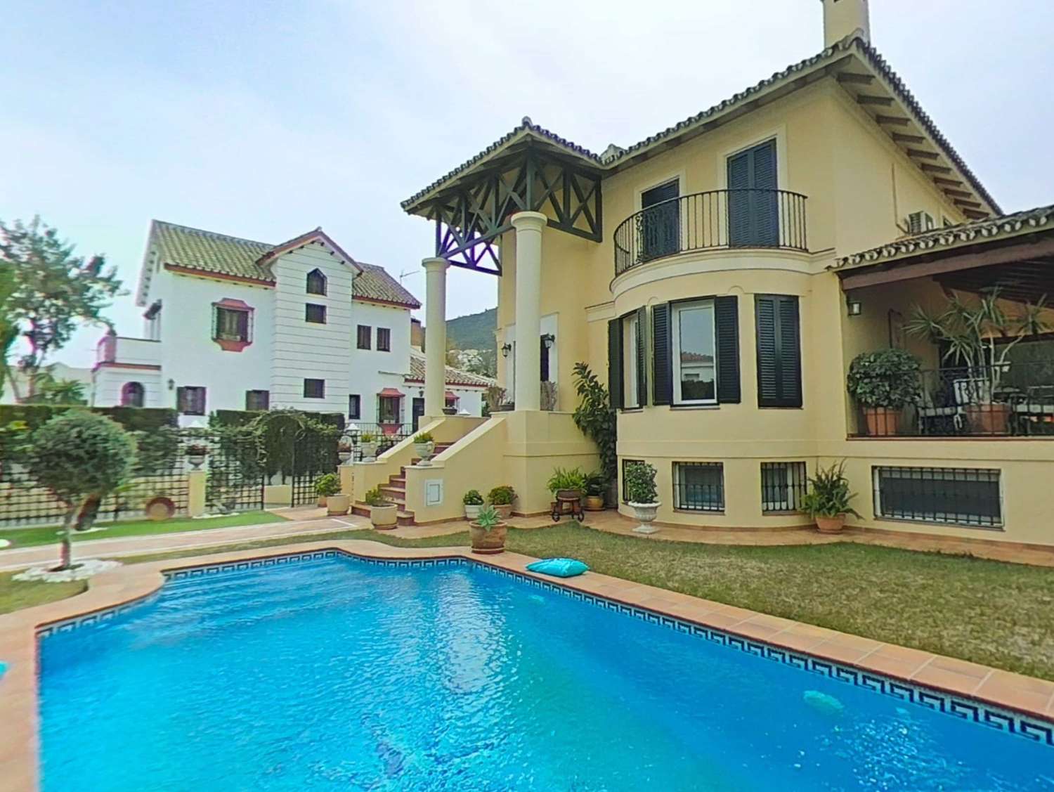 Chalet independiente de 5 dormitorios con jardin y piscina en urbanización Capellanía