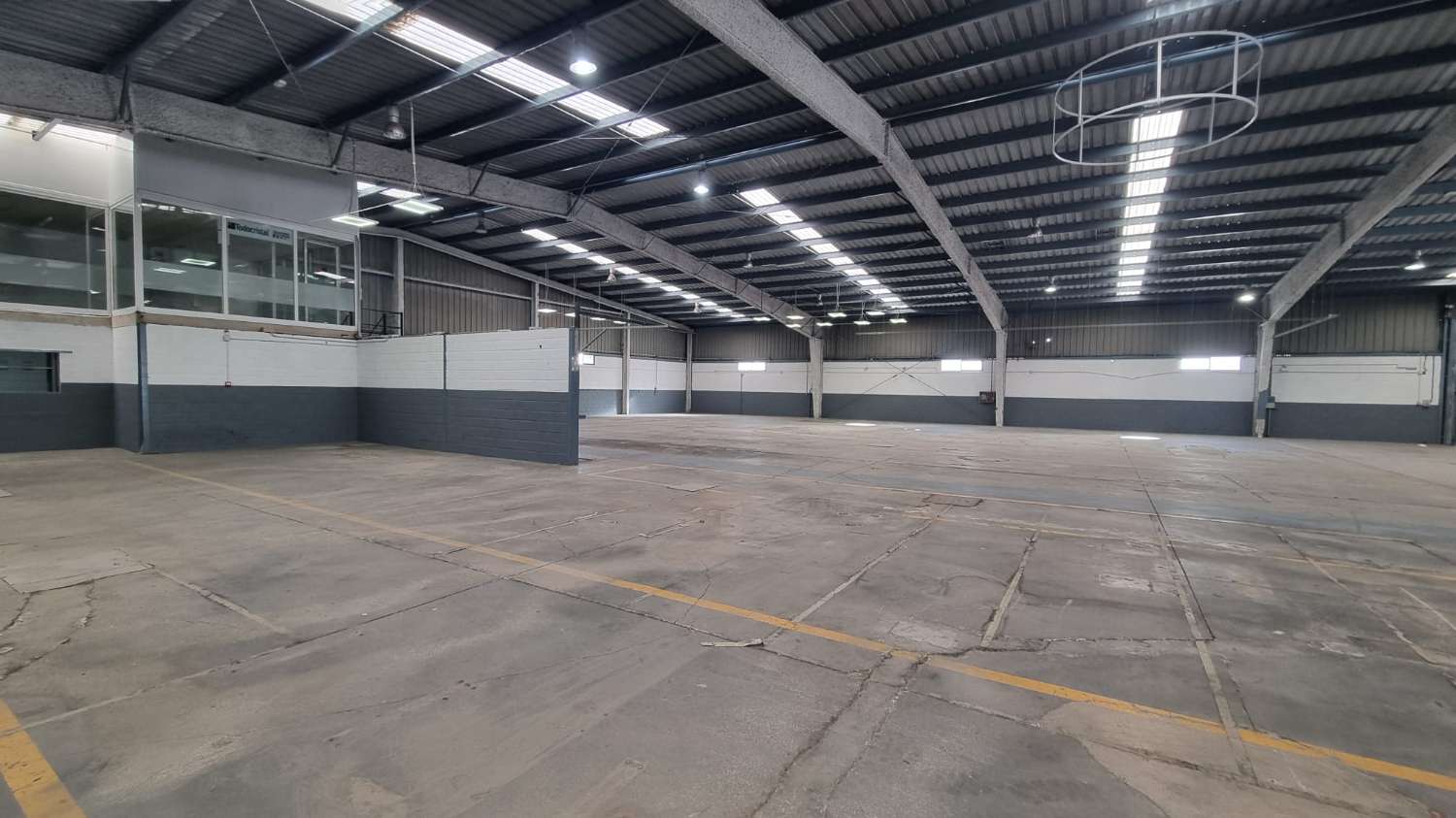 Nave Industrial de grandes dimensiones y patio