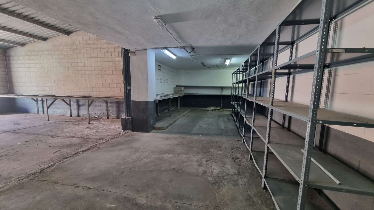 Nave Industrial de grandes dimensiones y patio