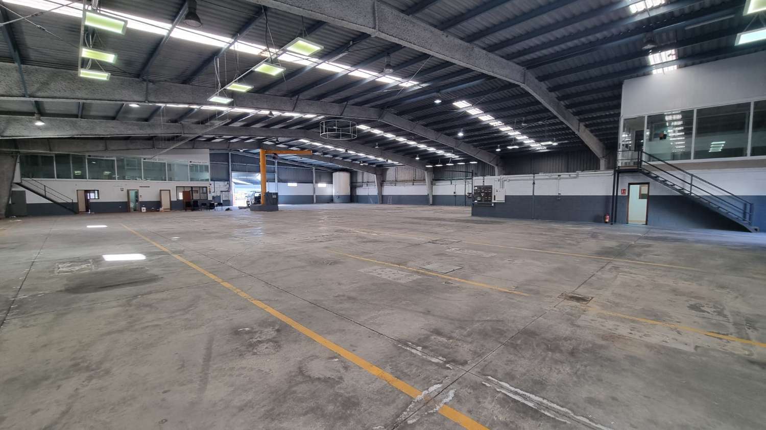Nave Industrial de grandes dimensiones y patio