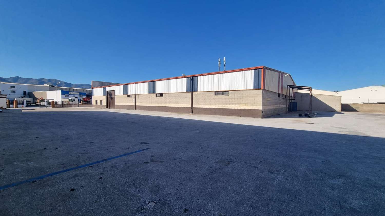 Nave Industrial de grandes dimensiones y patio