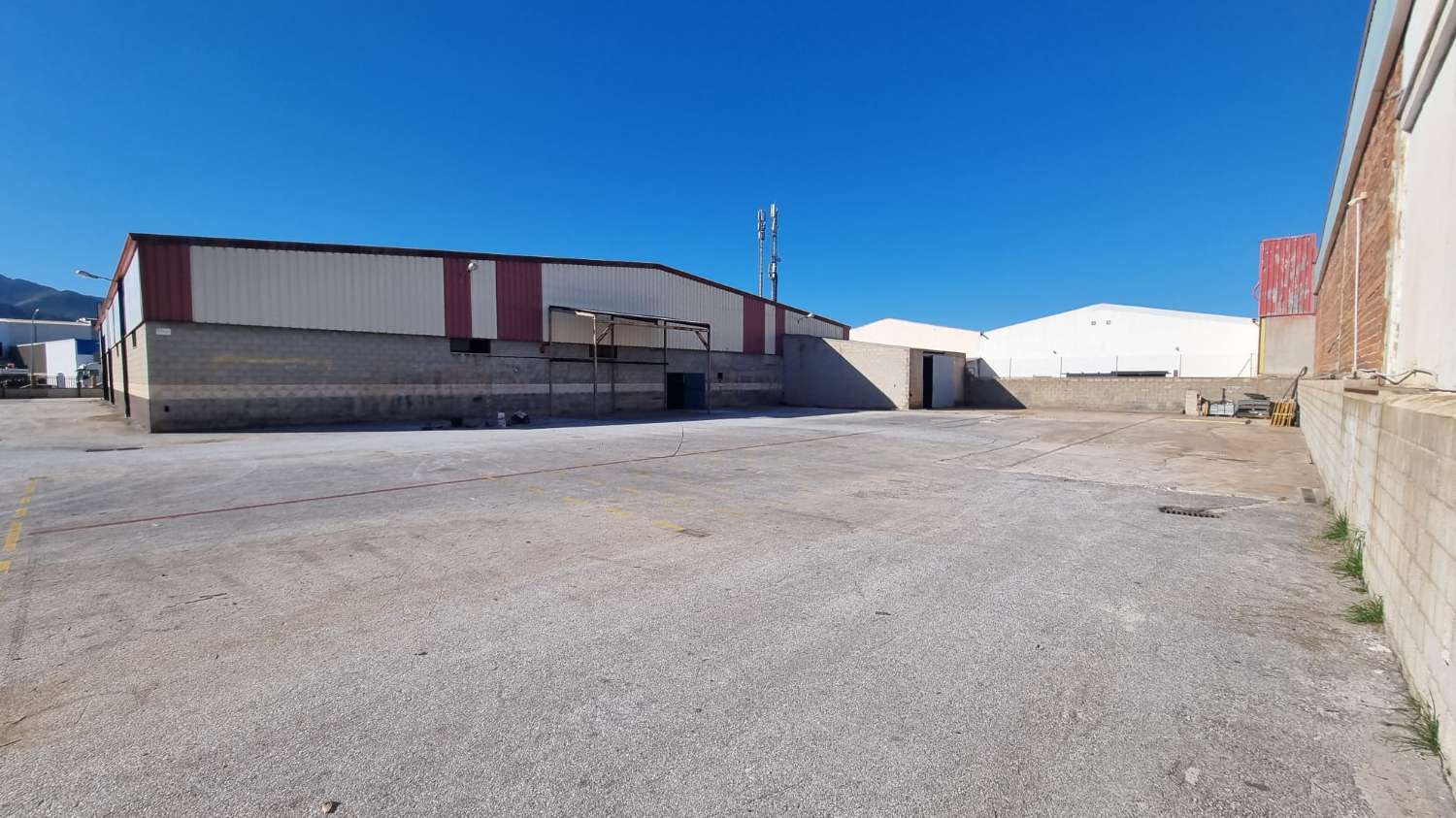 Nave Industrial de grandes dimensiones y patio