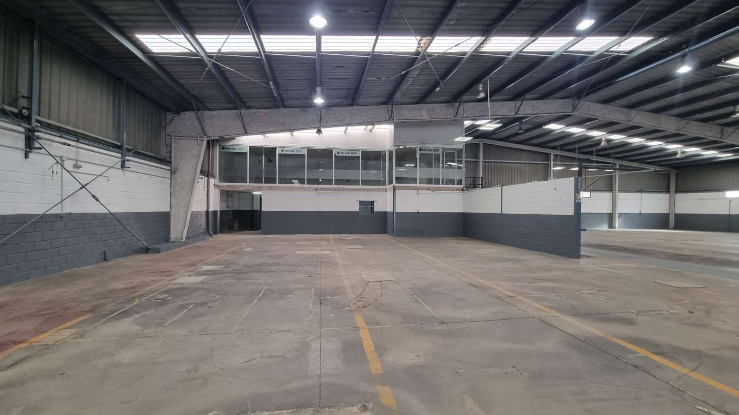 Nave Industrial de grandes dimensiones y patio