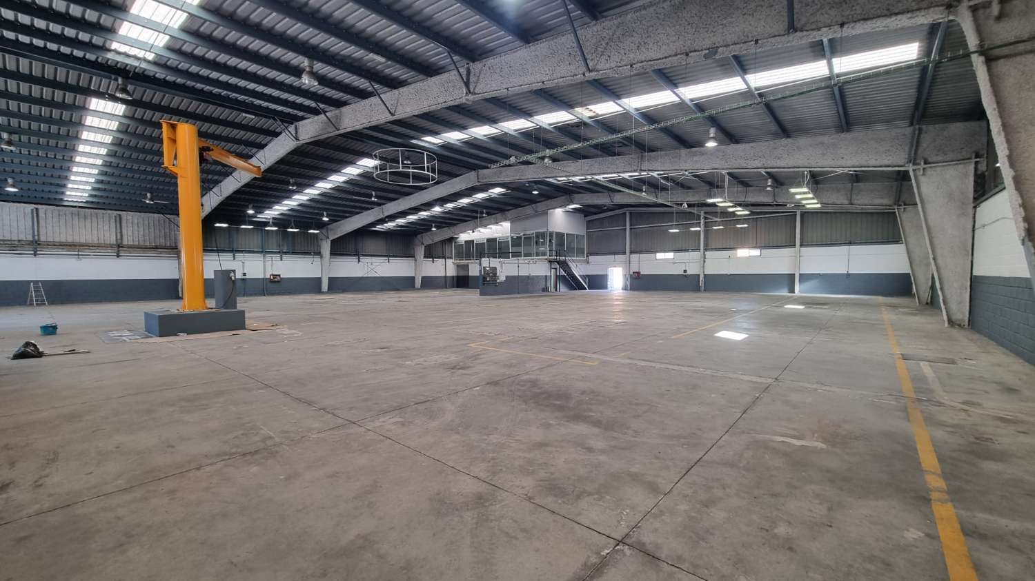 Nave Industrial de grandes dimensiones y patio