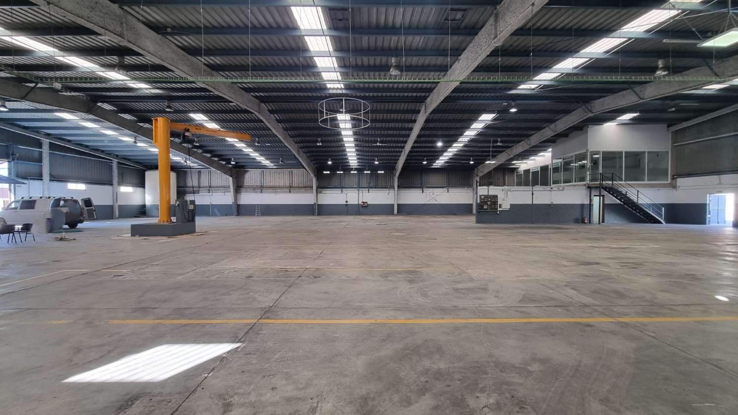 Nave Industrial de grandes dimensiones y patio