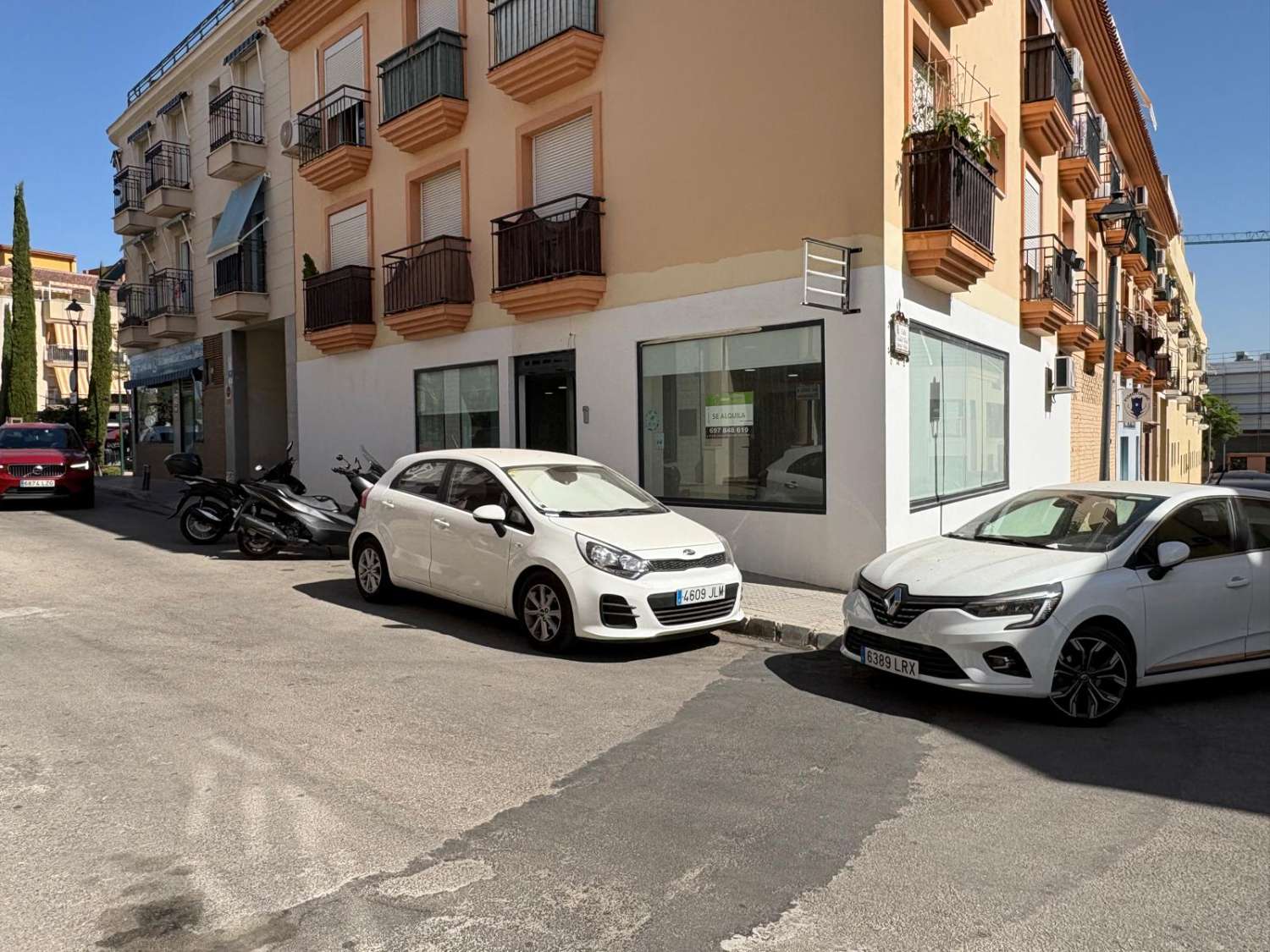 Commercial premises with shop windows next to Isaac Peral Avenue