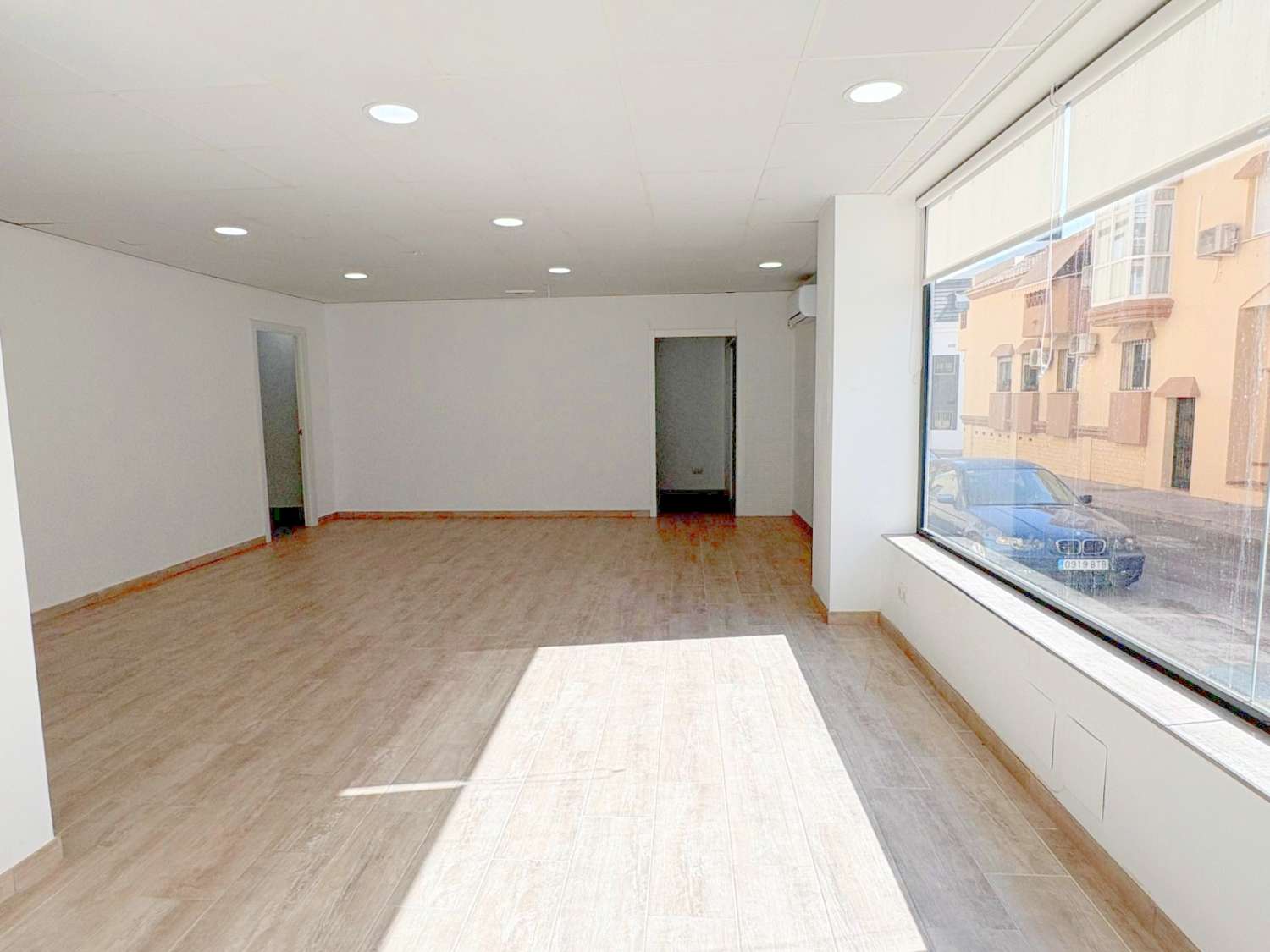 Commercial premises with shop windows next to Isaac Peral Avenue