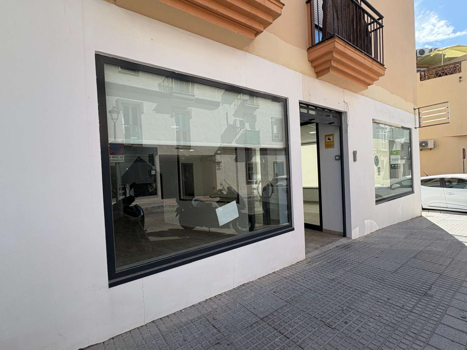 Commercial premises with shop windows next to Isaac Peral Avenue