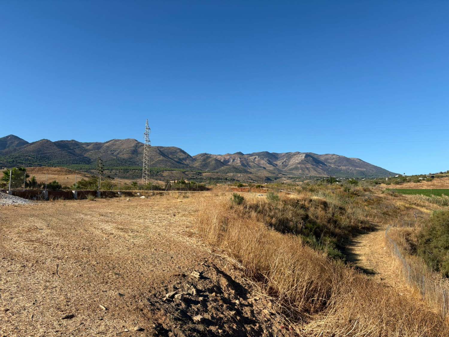 Parcela rústica de 5.350m2 junto al complejo Sol Andalusi