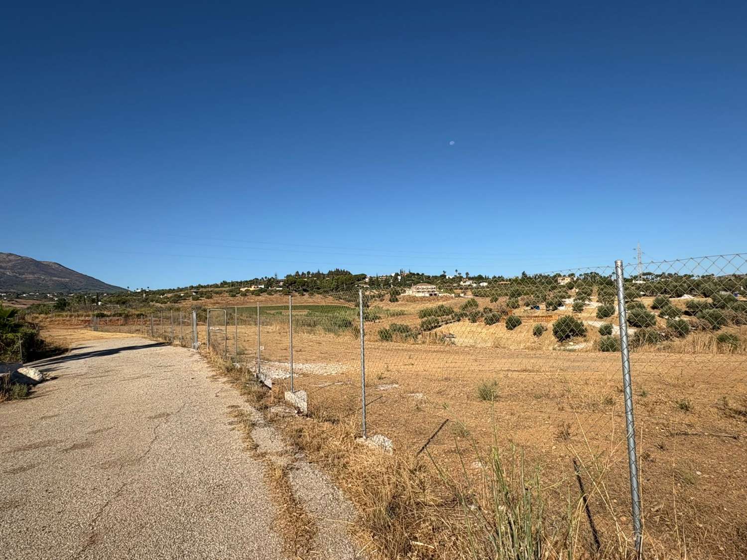 Parcela rústica de 5.350m2 junto al complejo Sol Andalusi