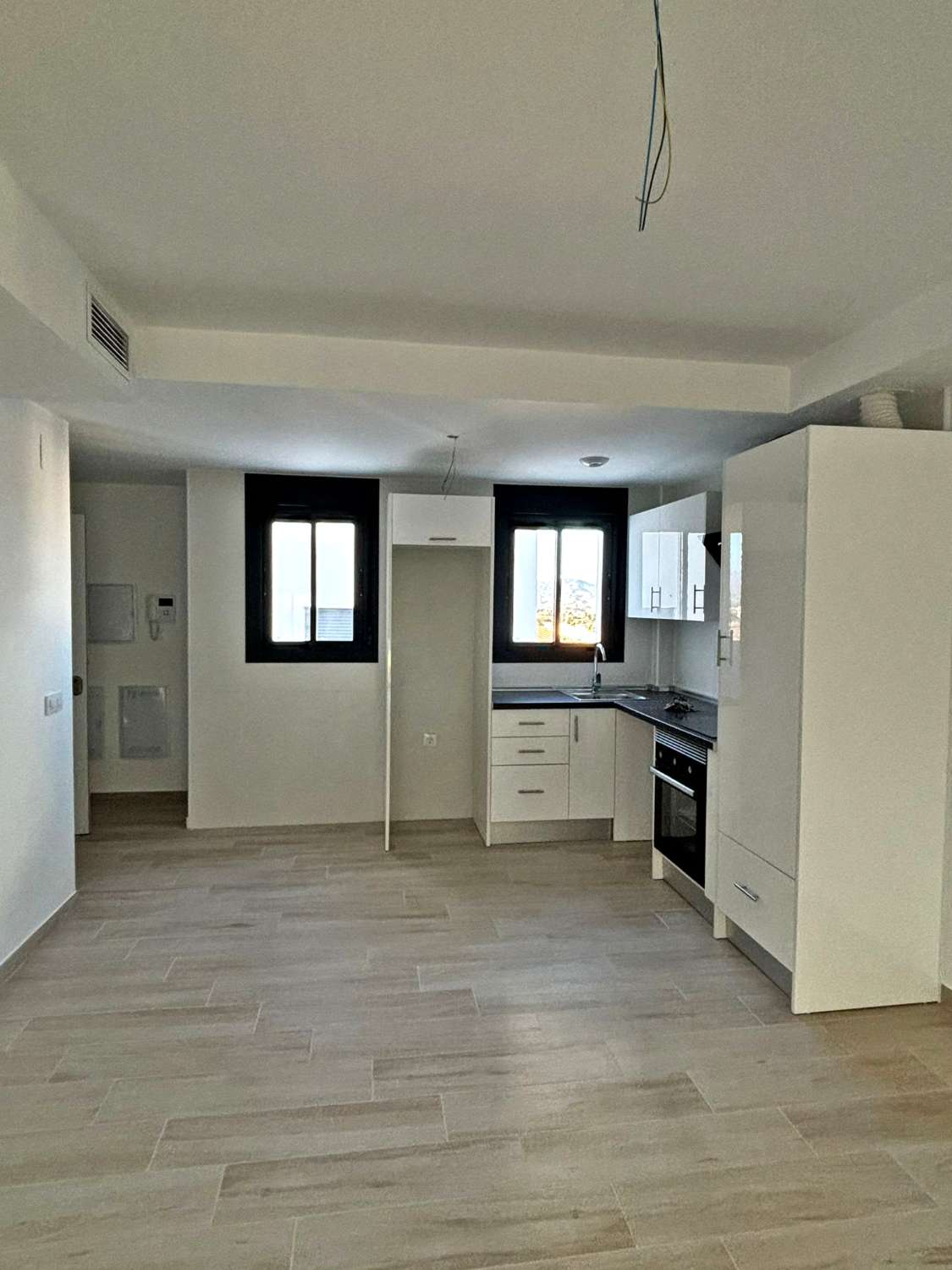 Estudio de Obra Nueva con Balcón y Vistas a la Montaña en el Corazón de Alhaurín de la Torre.