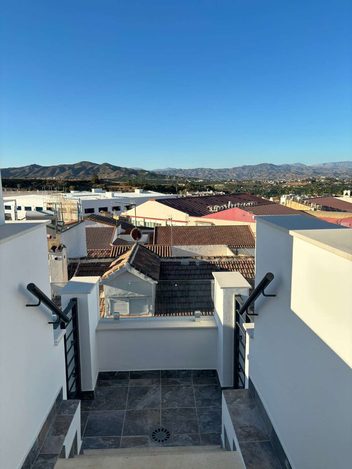 Estudio de Obra Nueva con Balcón y Vistas a la Montaña en el Corazón de Alhaurín de la Torre.