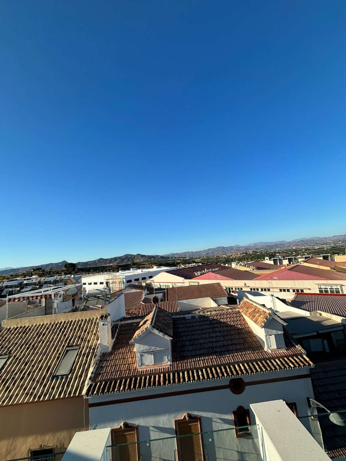Estudio de Obra Nueva con Balcón y Vistas a la Montaña en el Corazón de Alhaurín de la Torre.