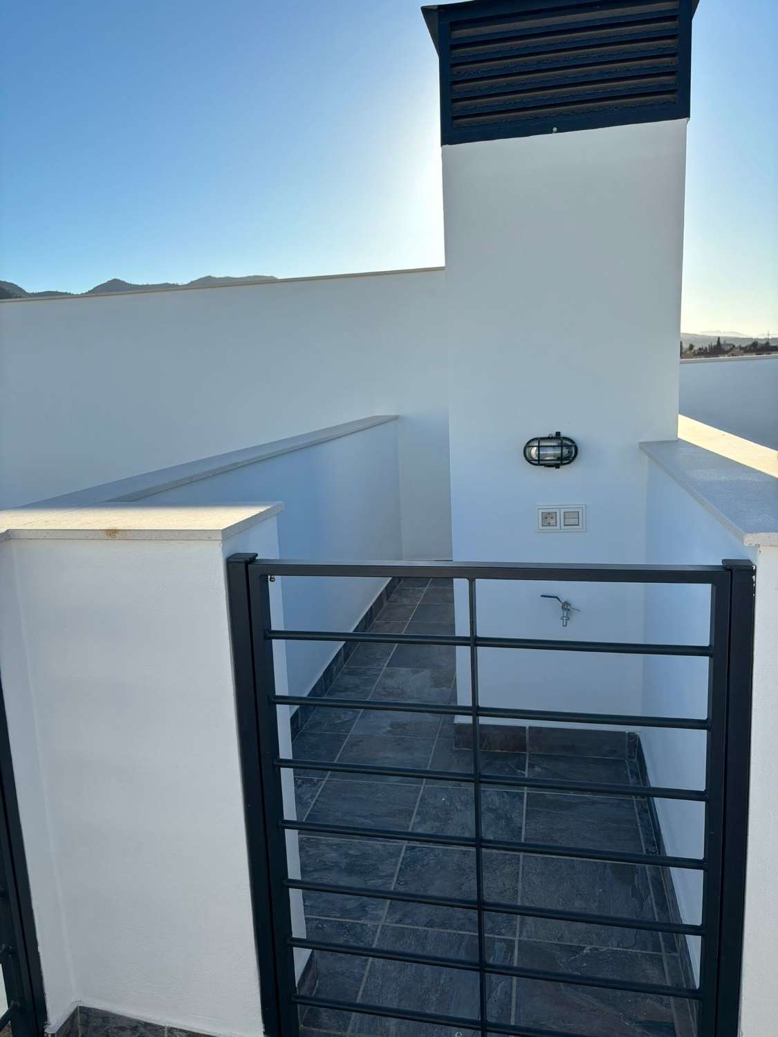 Estudio de Obra Nueva con Balcón y Vistas a la Montaña en el Corazón de Alhaurín de la Torre.