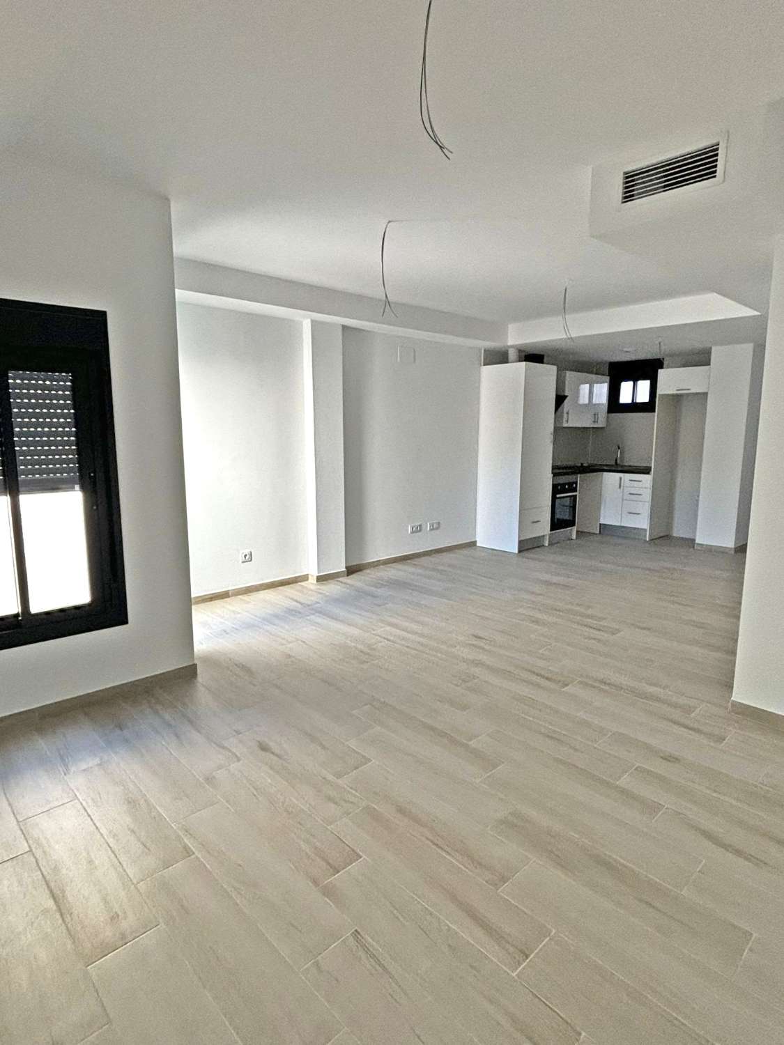 Ático de Obra Nueva con Terraza Privada y Vistas Panorámicas a la Montaña en el Centro de Alhaurín de la Torre.
