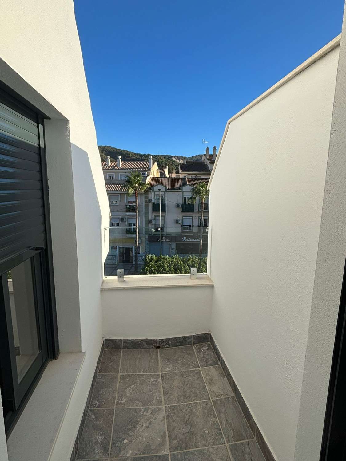 Ático de Obra Nueva con Terraza Privada y Vistas Panorámicas a la Montaña en el Centro de Alhaurín de la Torre.