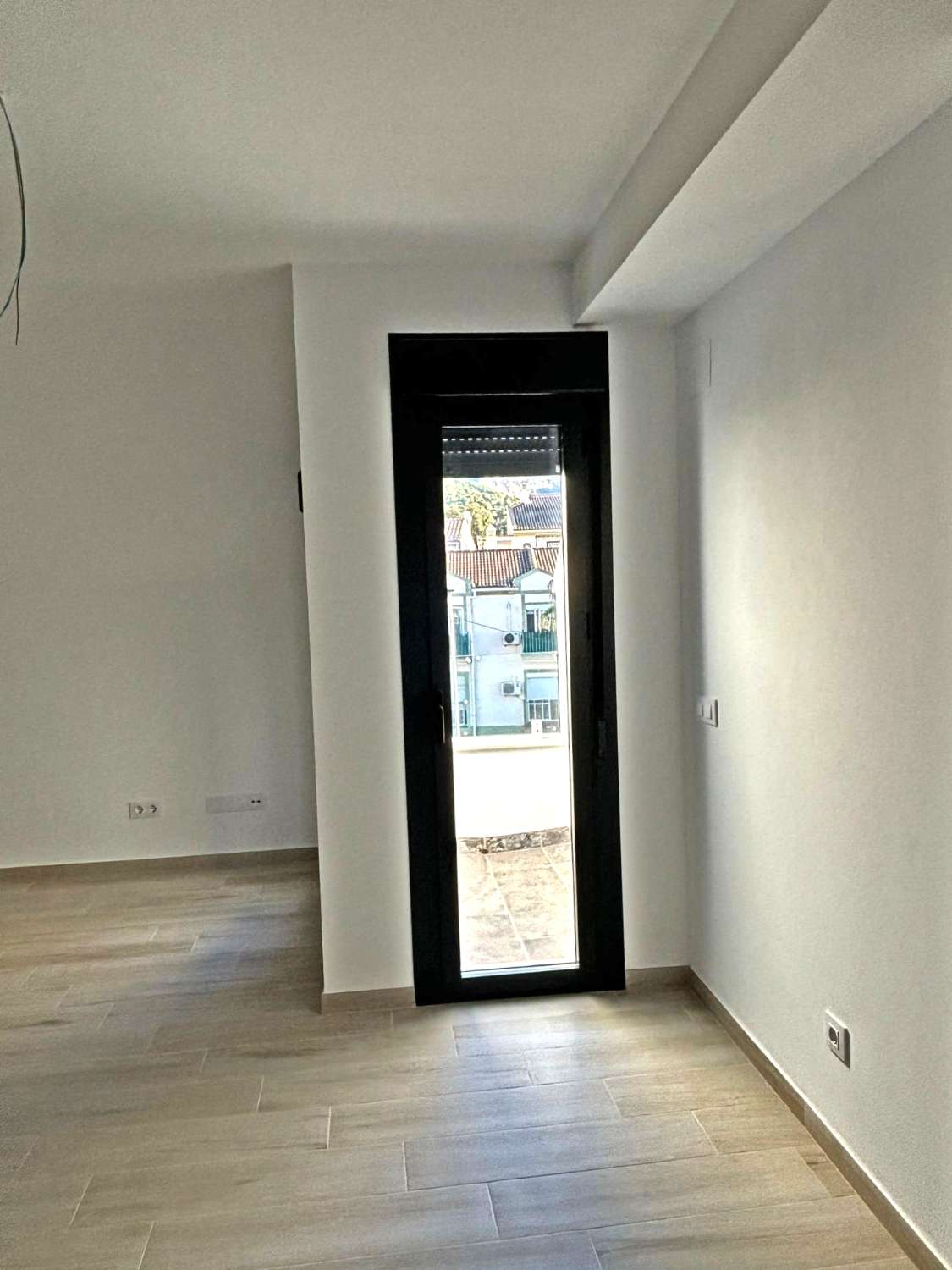 Ático de Obra Nueva con Terraza Privada y Vistas Panorámicas a la Montaña en el Centro de Alhaurín de la Torre.