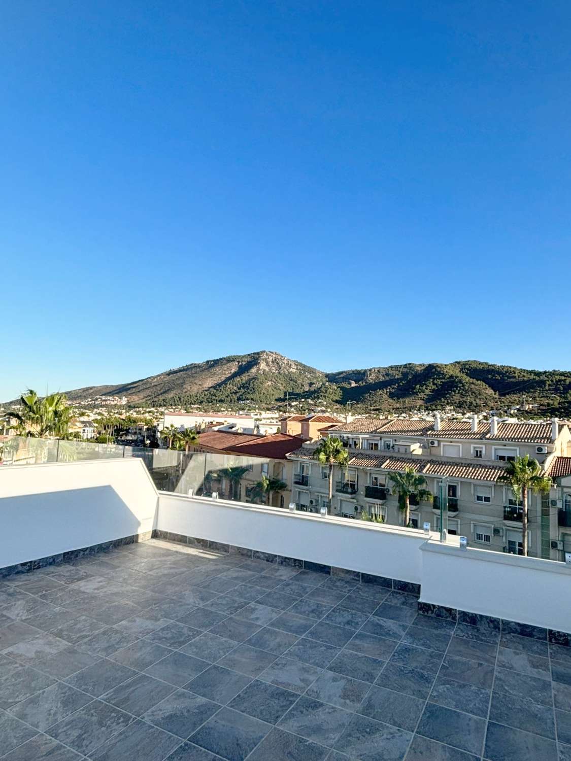 Ático de Obra Nueva con Terraza Privada y Vistas Panorámicas a la Montaña en el Centro de Alhaurín de la Torre.