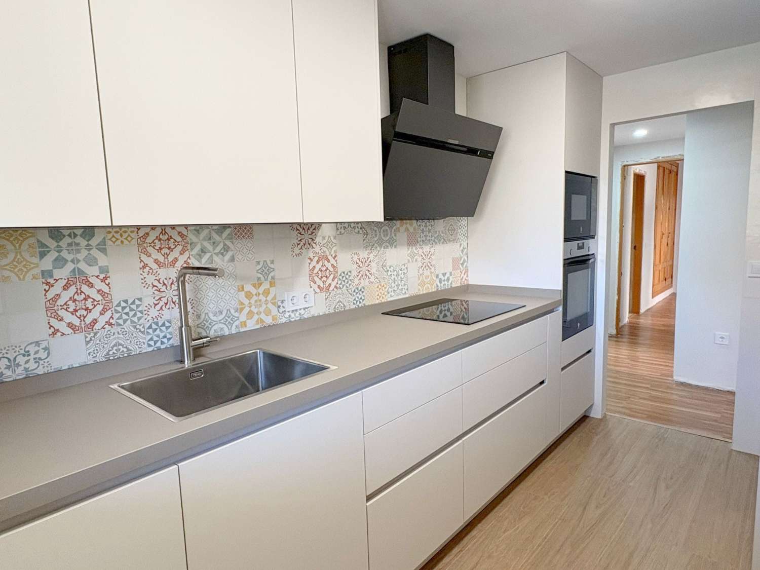 Fantástico piso de 3 dormitorios con terraza y piscina en zona El Pinillo