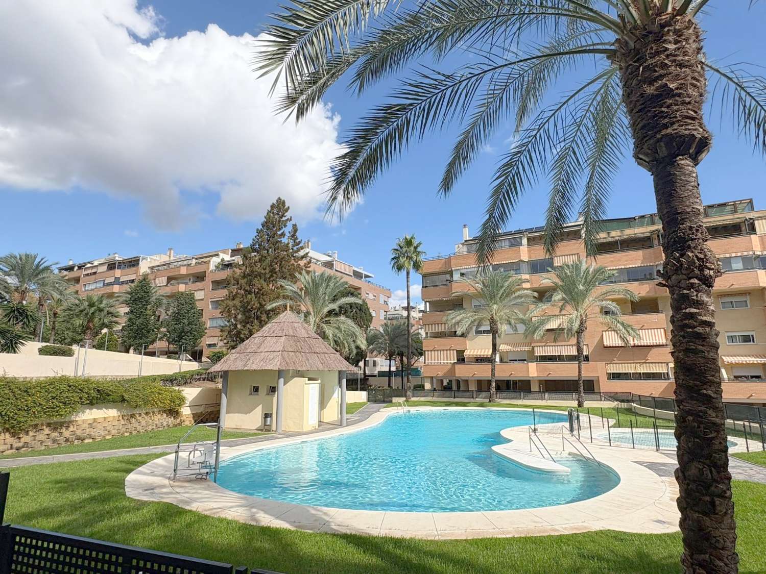 Fantástico piso de 3 dormitorios con terraza y piscina en zona El Pinillo