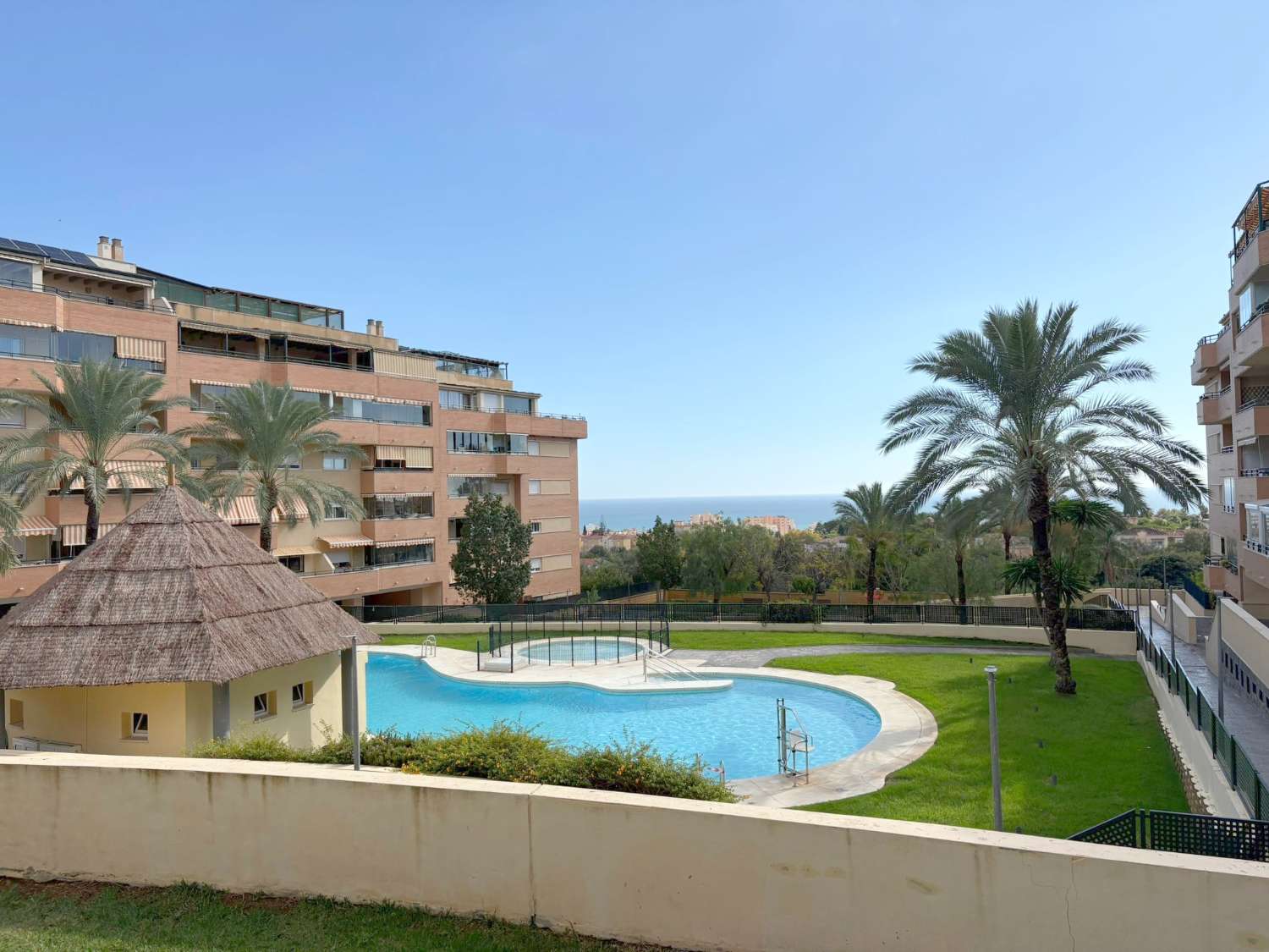 Fantástico piso de 3 dormitorios con terraza y piscina en zona El Pinillo