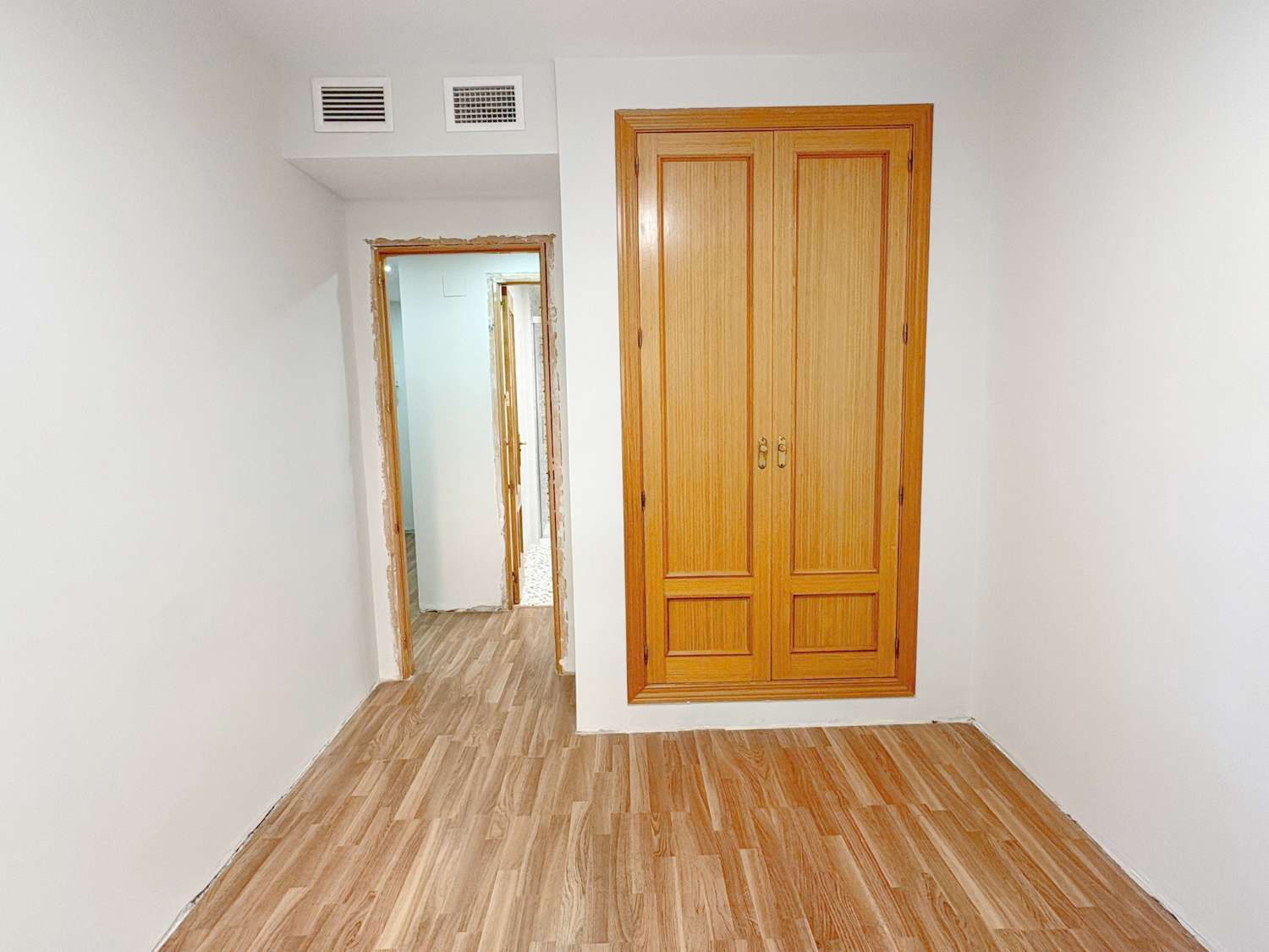 Fantástico piso de 3 dormitorios con terraza y piscina en zona El Pinillo