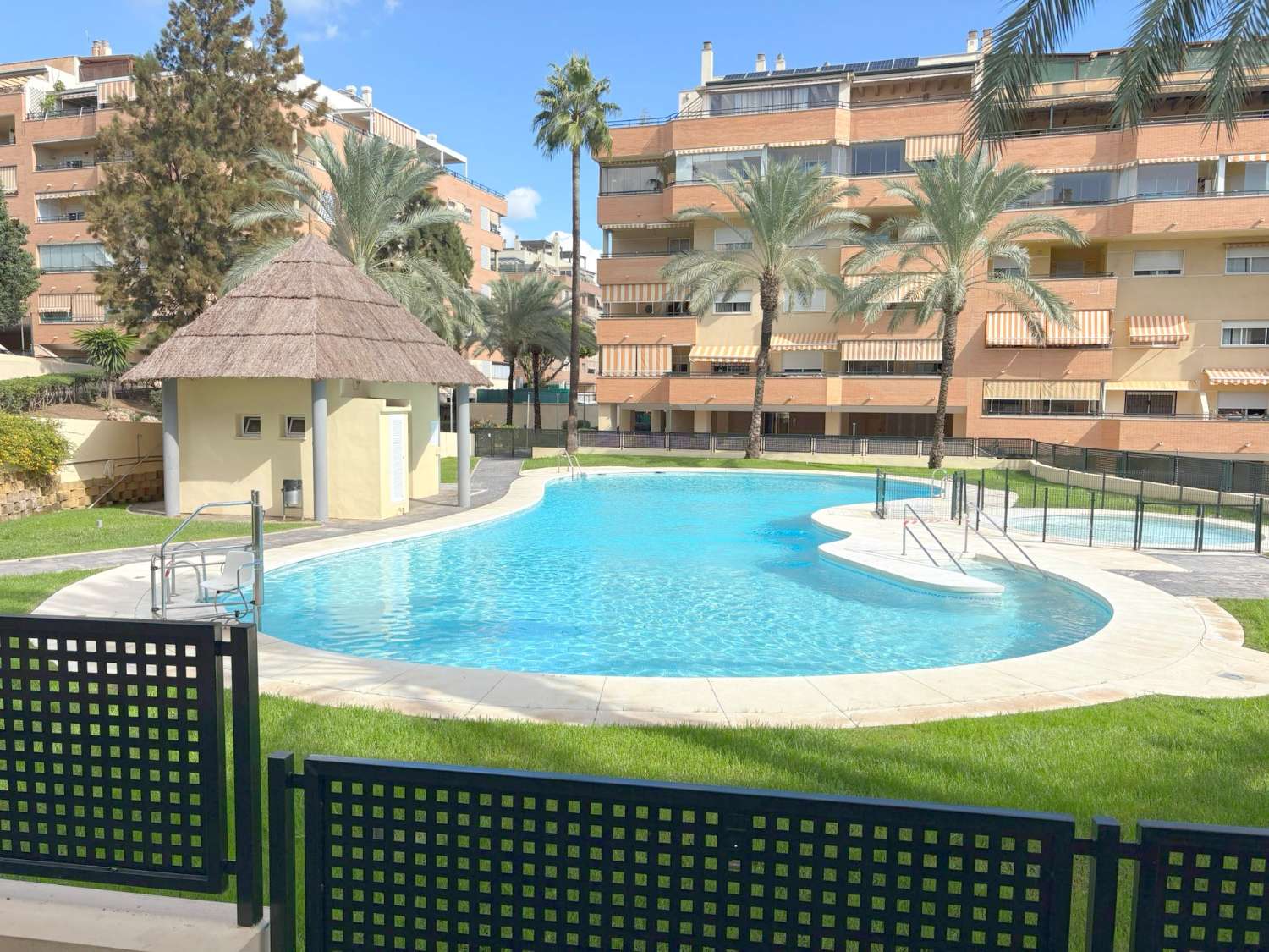 Fantástico piso de 3 dormitorios con terraza y piscina en zona El Pinillo