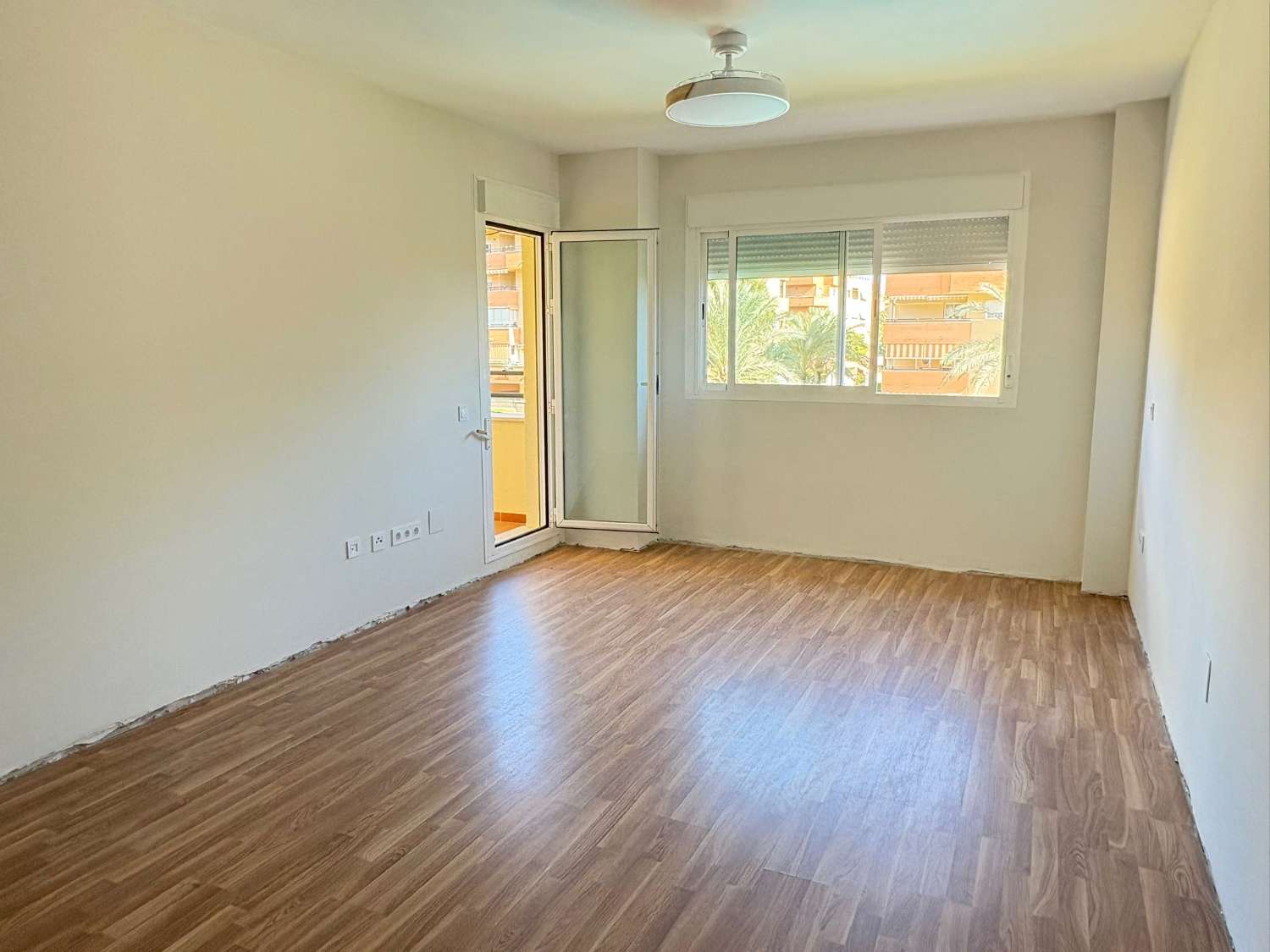 Fantástico piso de 3 dormitorios con terraza y piscina en zona El Pinillo