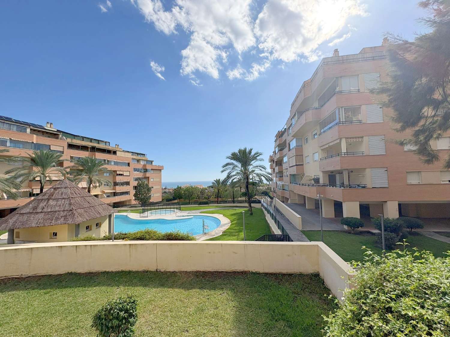 Fantástico piso de 3 dormitorios con terraza y piscina en zona El Pinillo