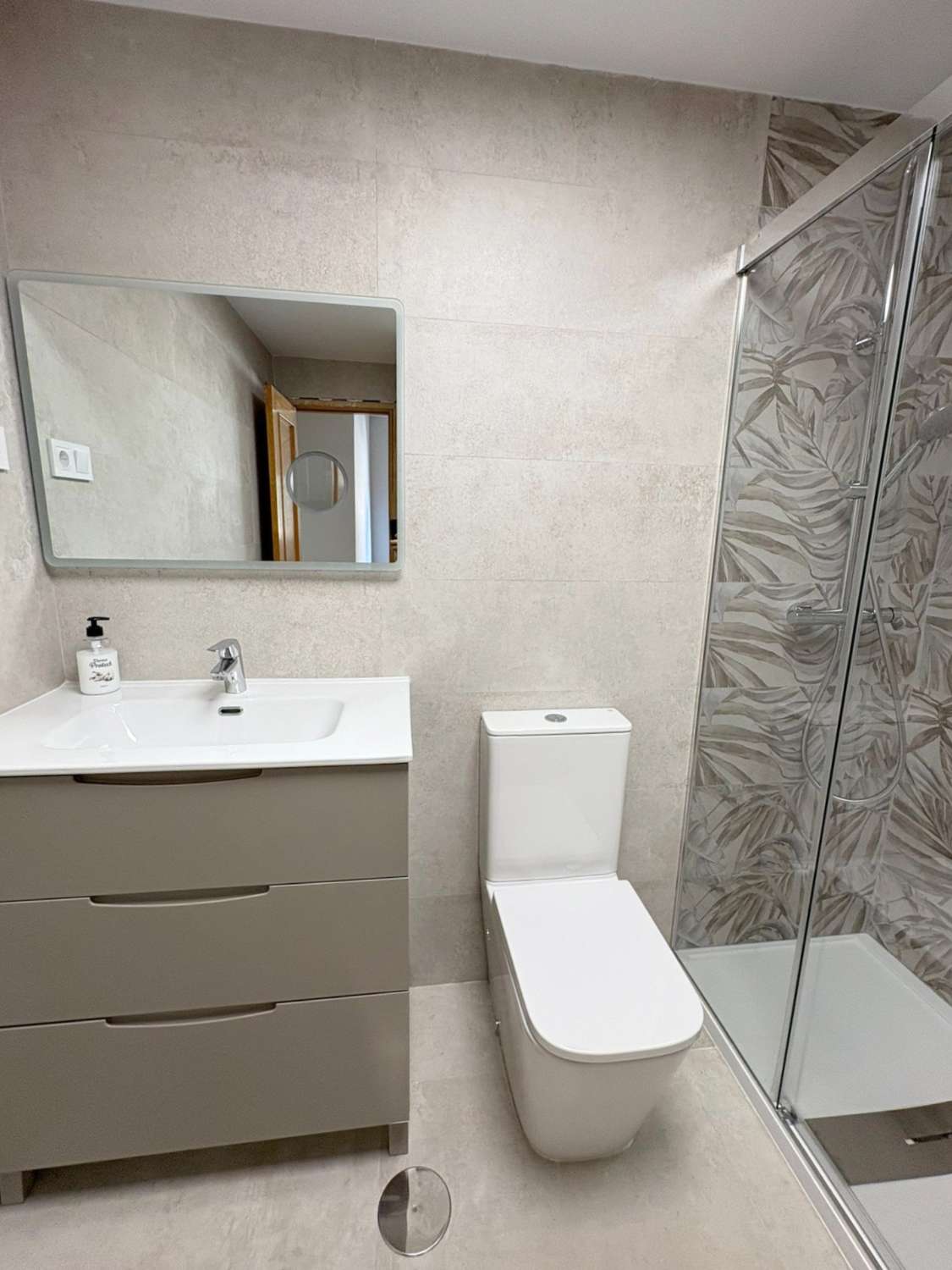 Fantástico piso de 3 dormitorios con terraza y piscina en zona El Pinillo