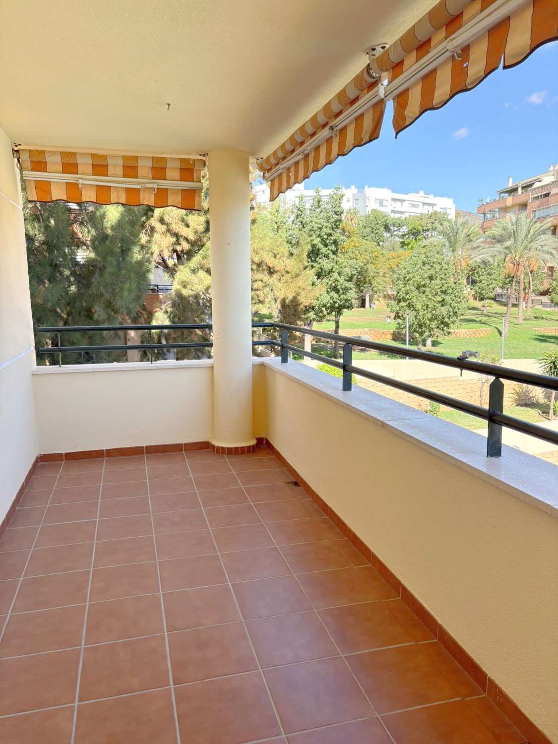 Fantástico piso de 3 dormitorios con terraza y piscina en zona El Pinillo