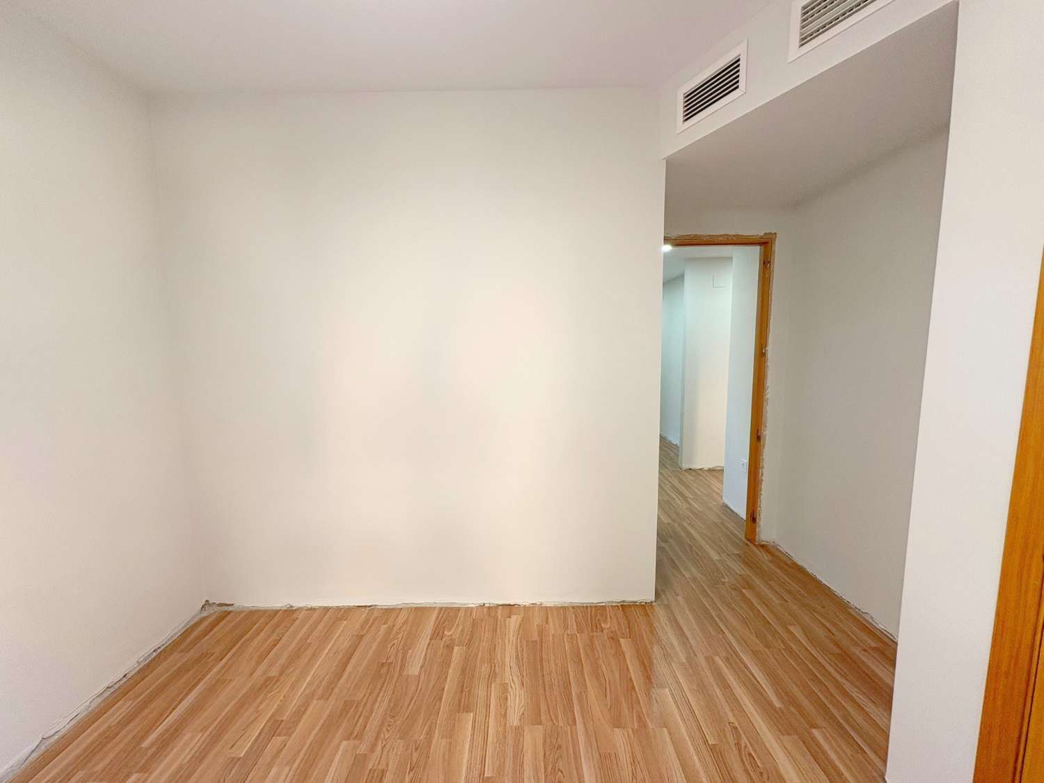 Fantástico piso de 3 dormitorios con terraza y piscina en zona El Pinillo