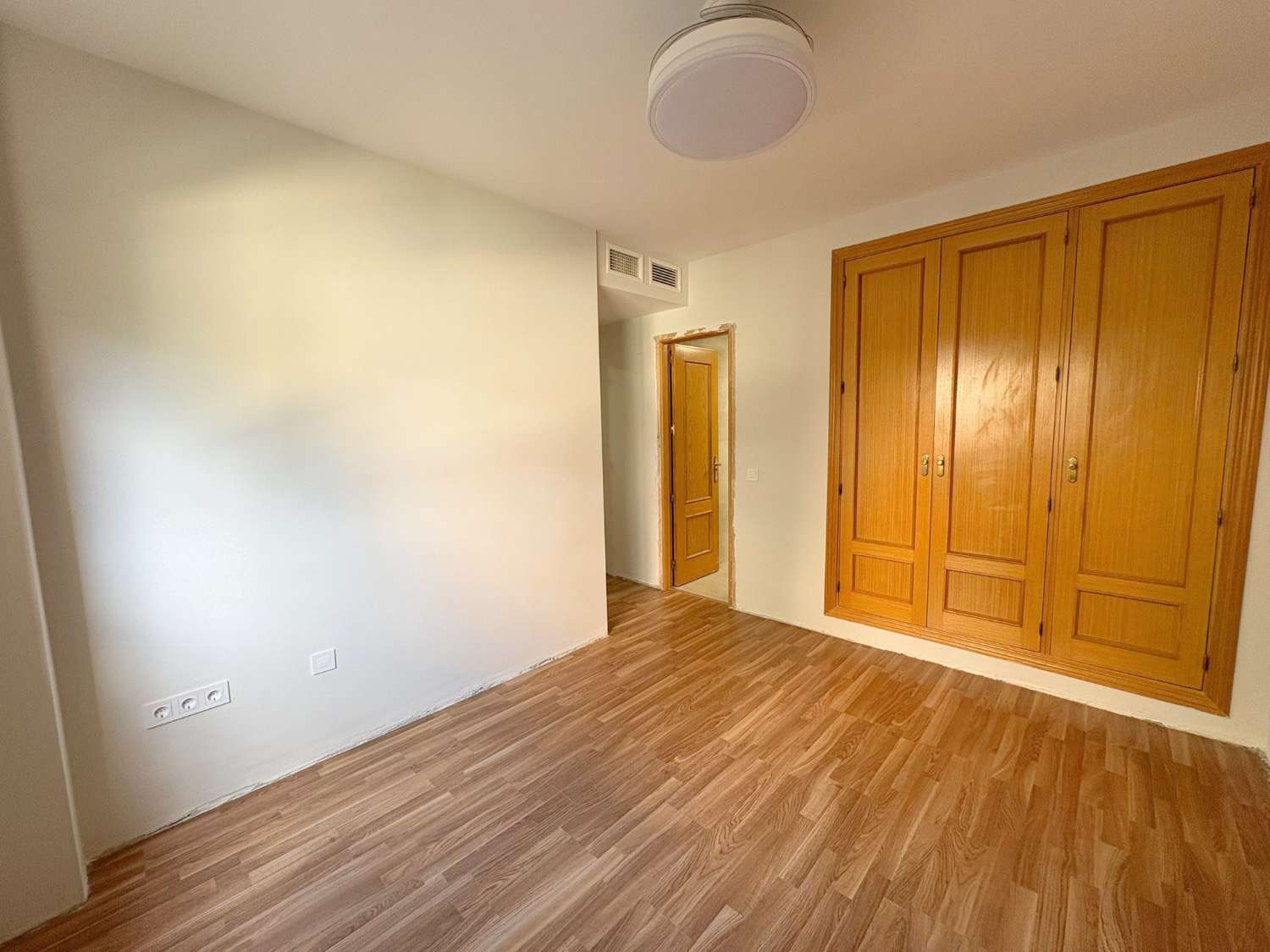 Fantástico piso de 3 dormitorios con terraza y piscina en zona El Pinillo