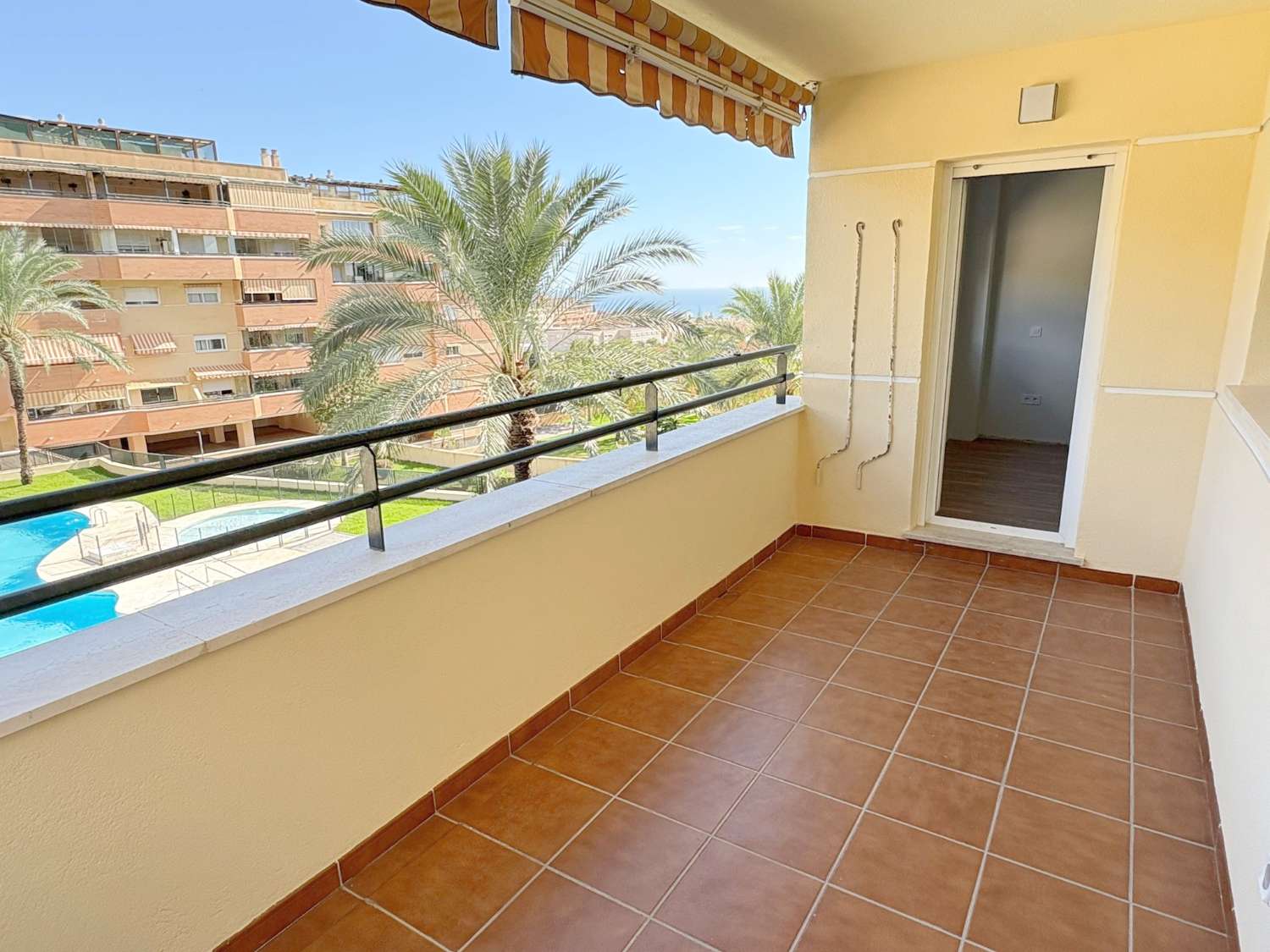 Fantástico piso de 3 dormitorios con terraza y piscina en zona El Pinillo