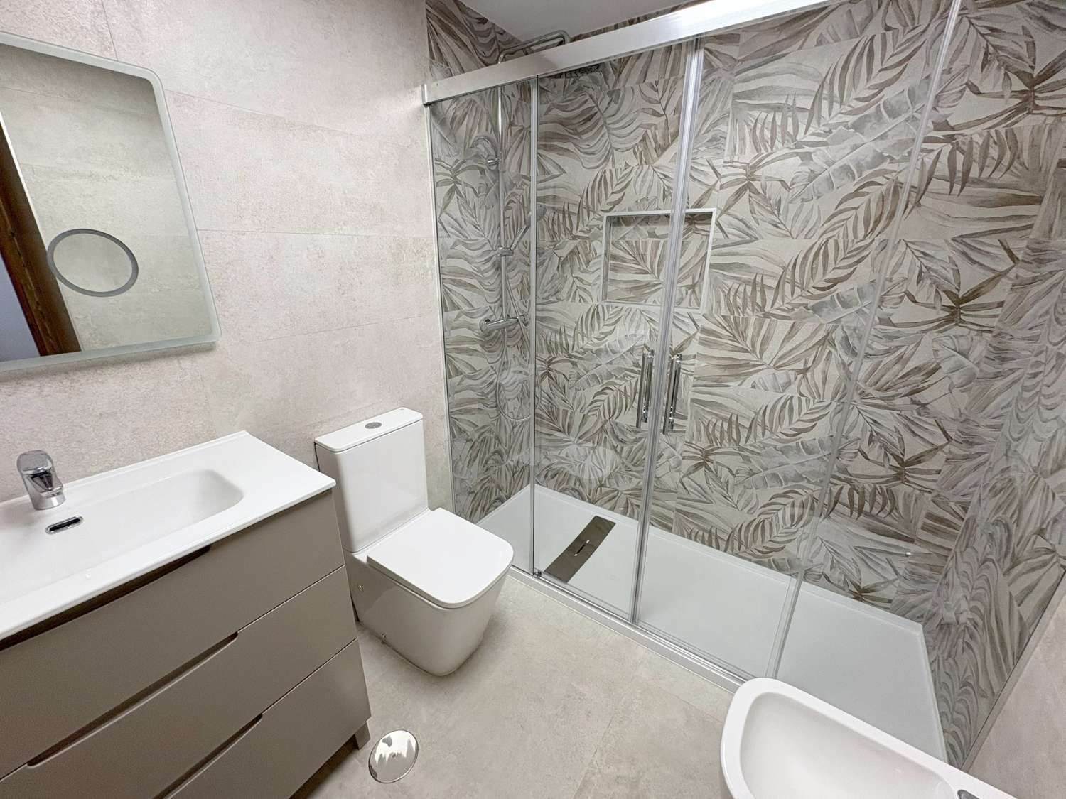 Fantástico piso de 3 dormitorios con terraza y piscina en zona El Pinillo