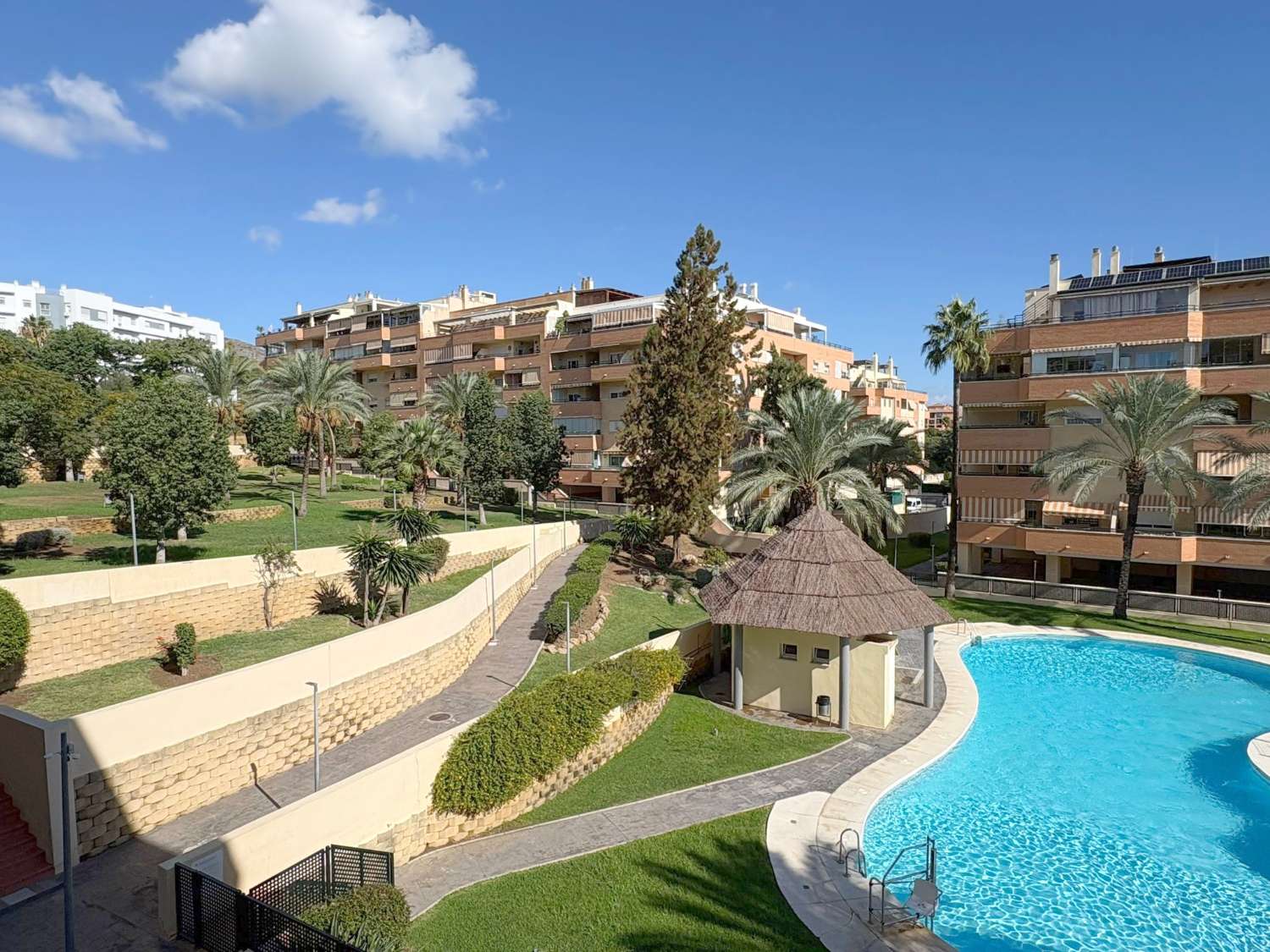 Fantástico piso de 3 dormitorios con terraza y piscina en zona El Pinillo