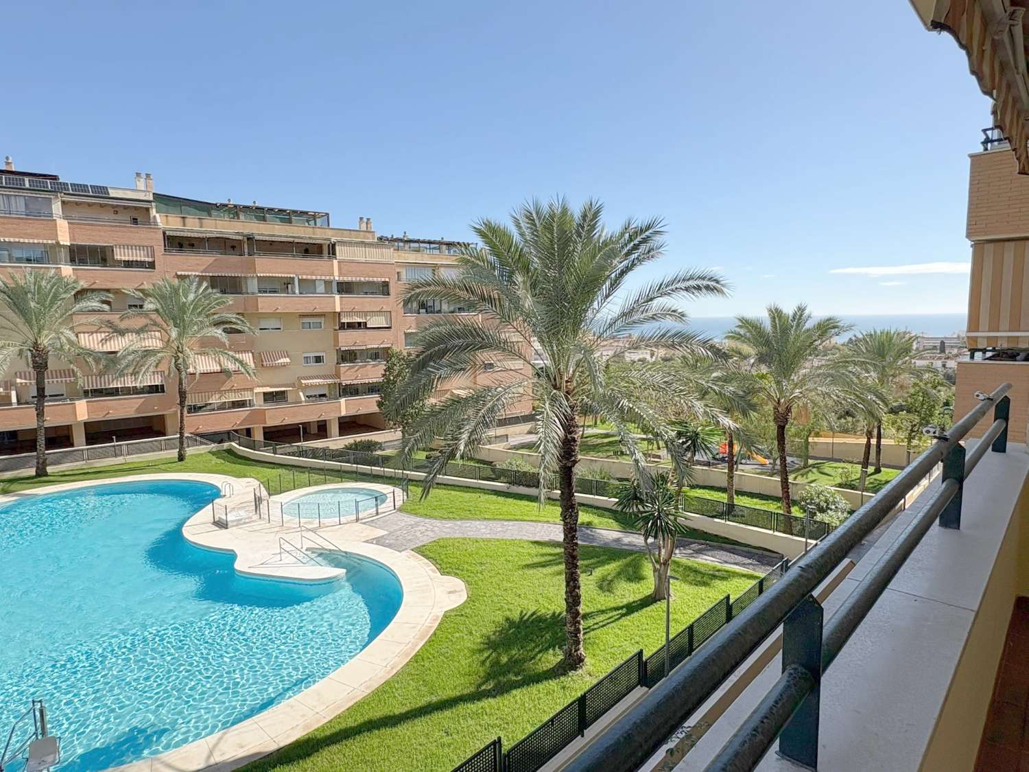 Fantástico piso de 3 dormitorios con terraza y piscina en zona El Pinillo