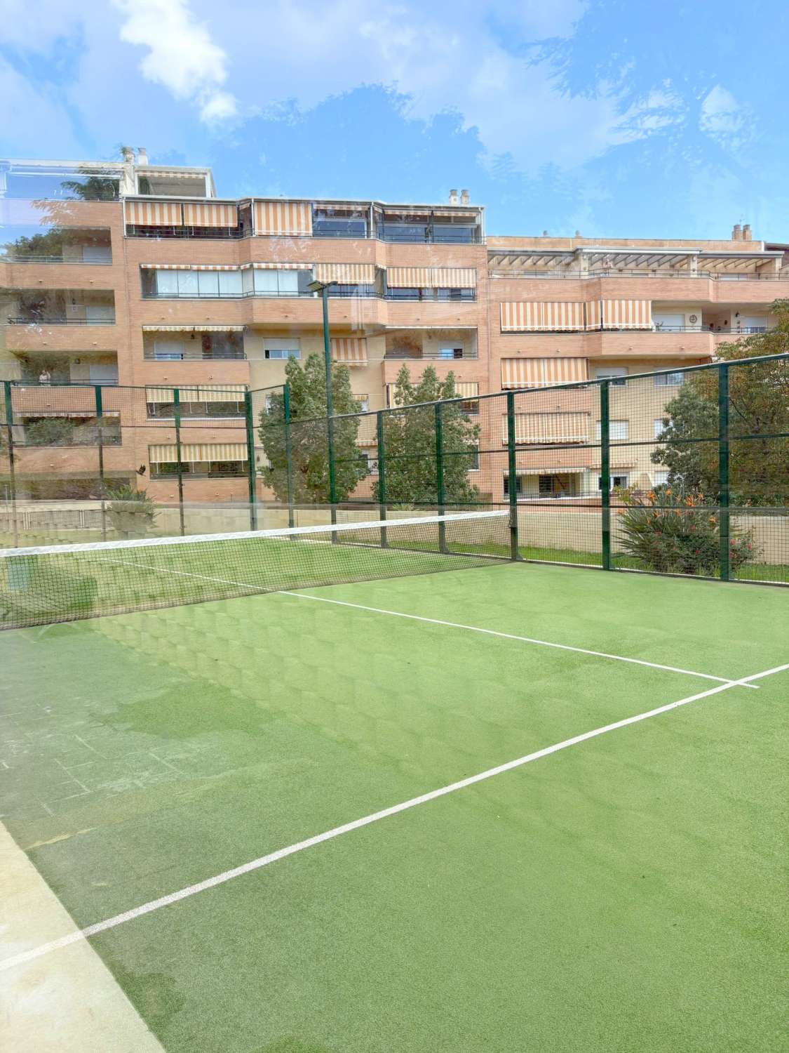 Fantástico piso de 3 dormitorios con terraza y piscina en zona El Pinillo