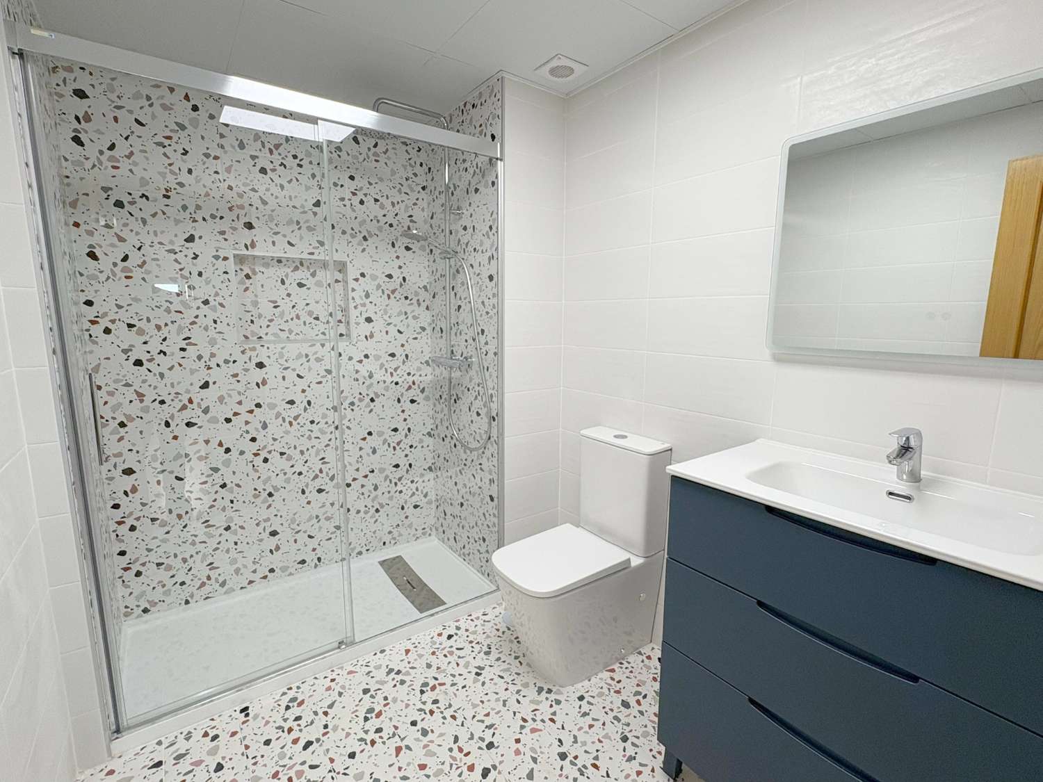 Fantástico piso de 3 dormitorios con terraza y piscina en zona El Pinillo