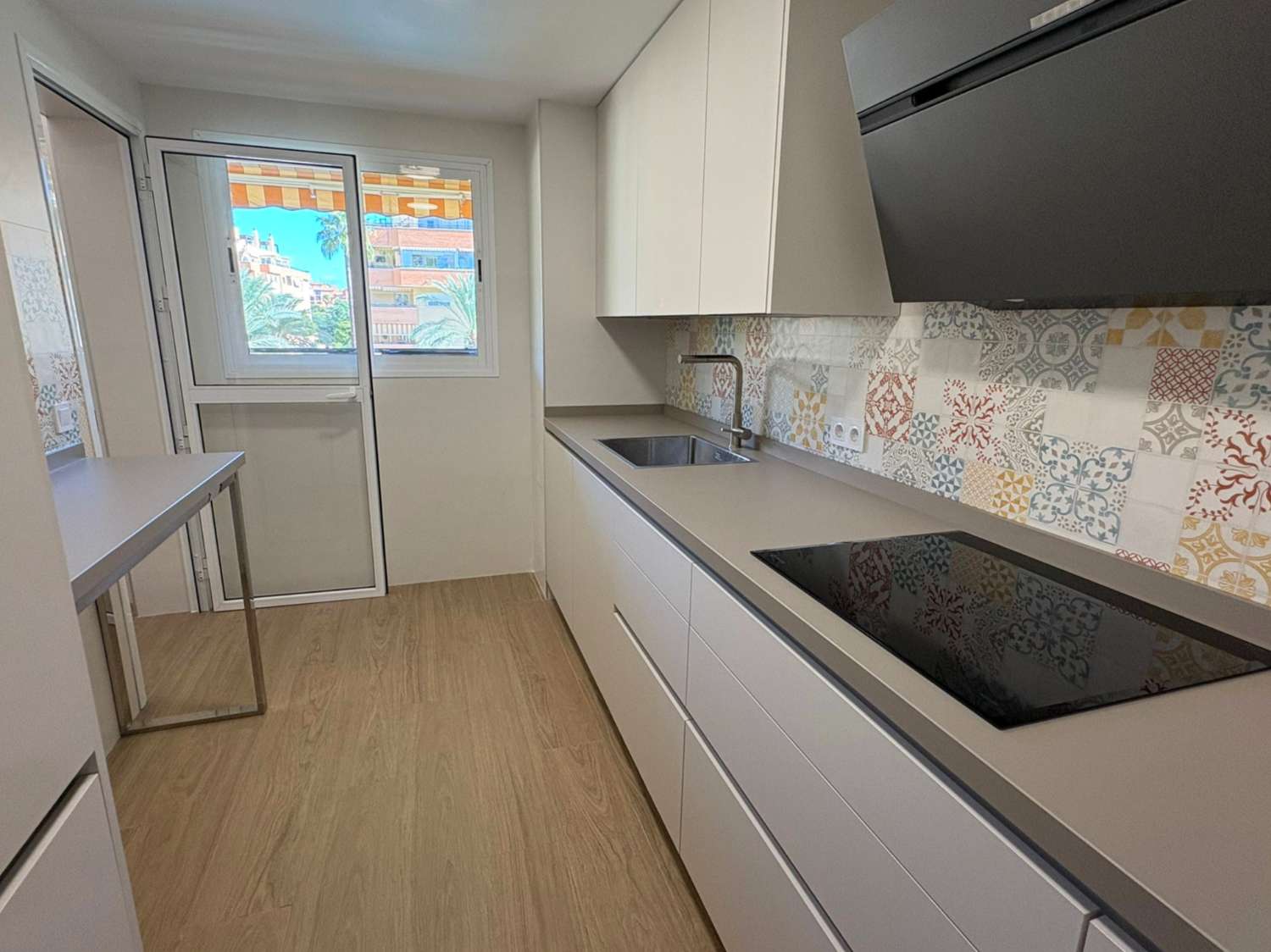 Fantástico piso de 3 dormitorios con terraza y piscina en zona El Pinillo