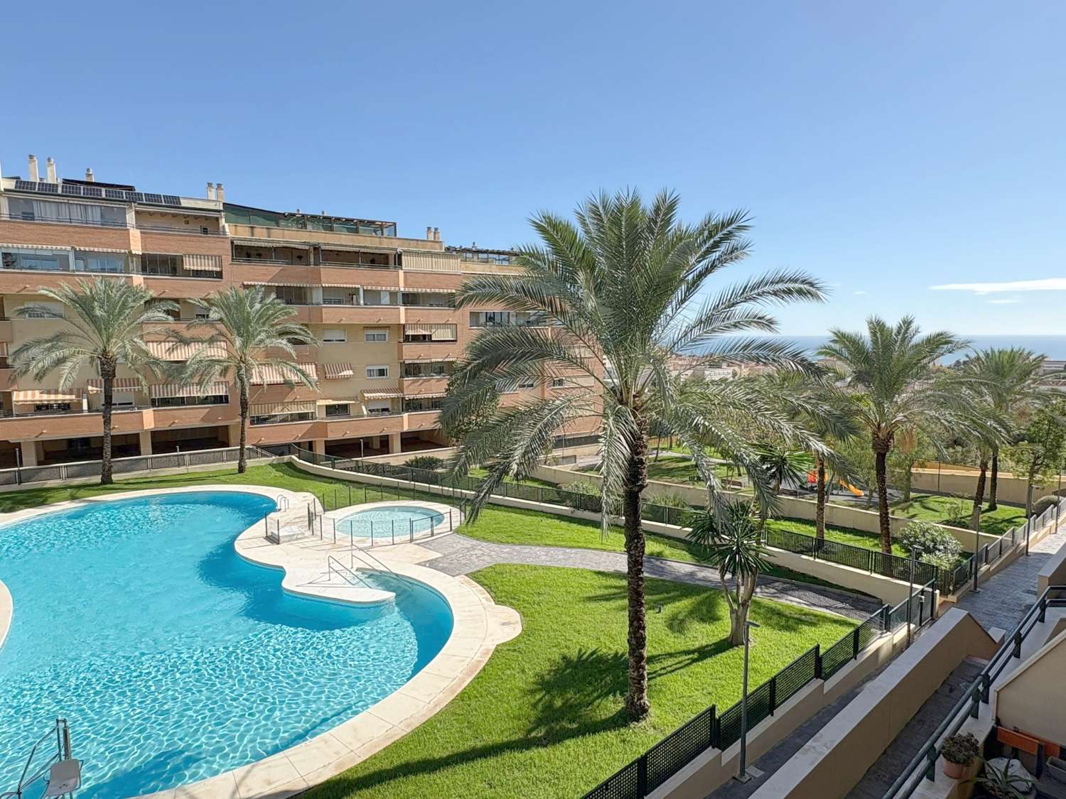 Fantástico piso de 3 dormitorios con terraza y piscina en zona El Pinillo