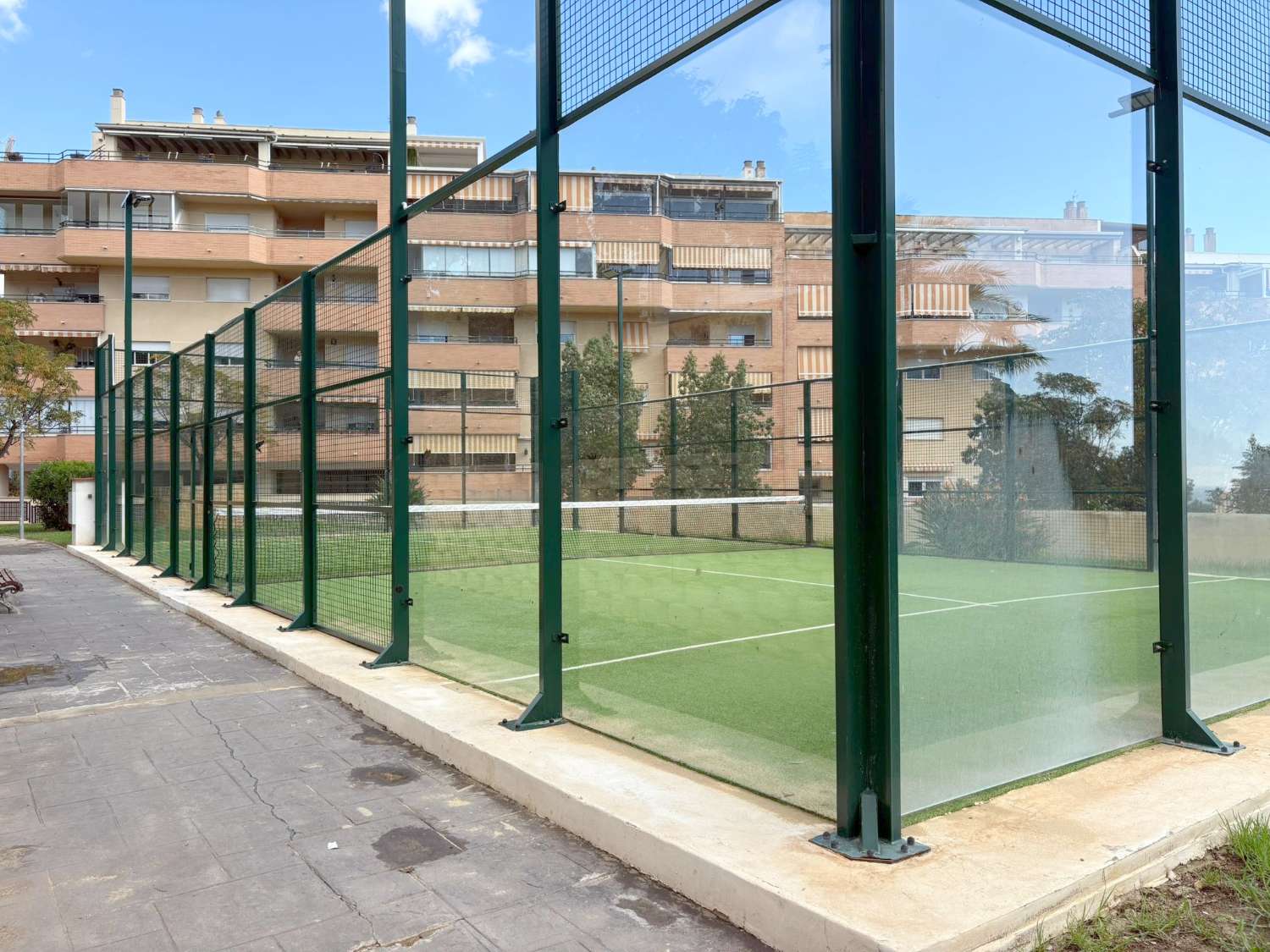 Fantástico piso de 3 dormitorios con terraza y piscina en zona El Pinillo