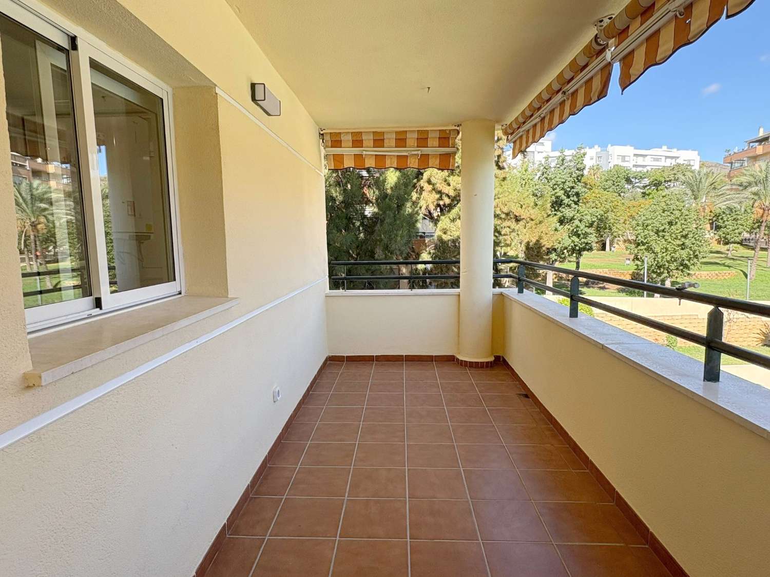 Fantástico piso de 3 dormitorios con terraza y piscina en zona El Pinillo