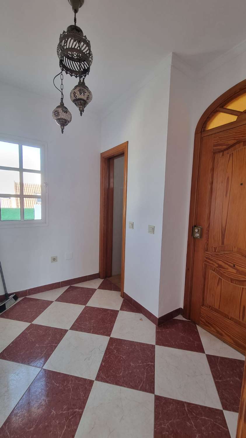 Ático de 2 habitaciones con terraza céntrico