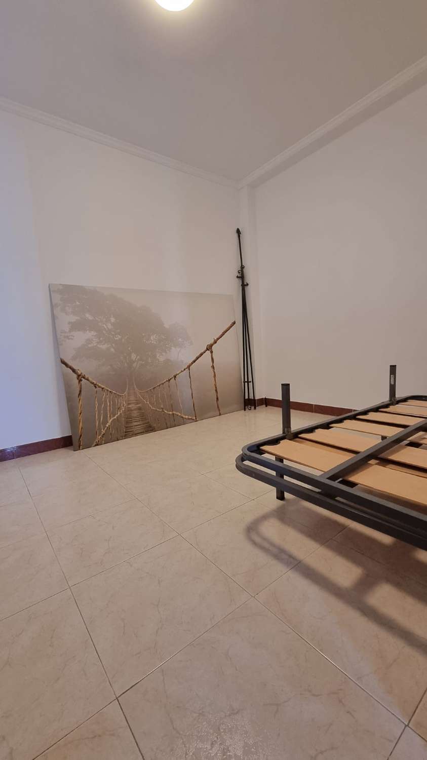 Ático de 2 habitaciones con terraza céntrico