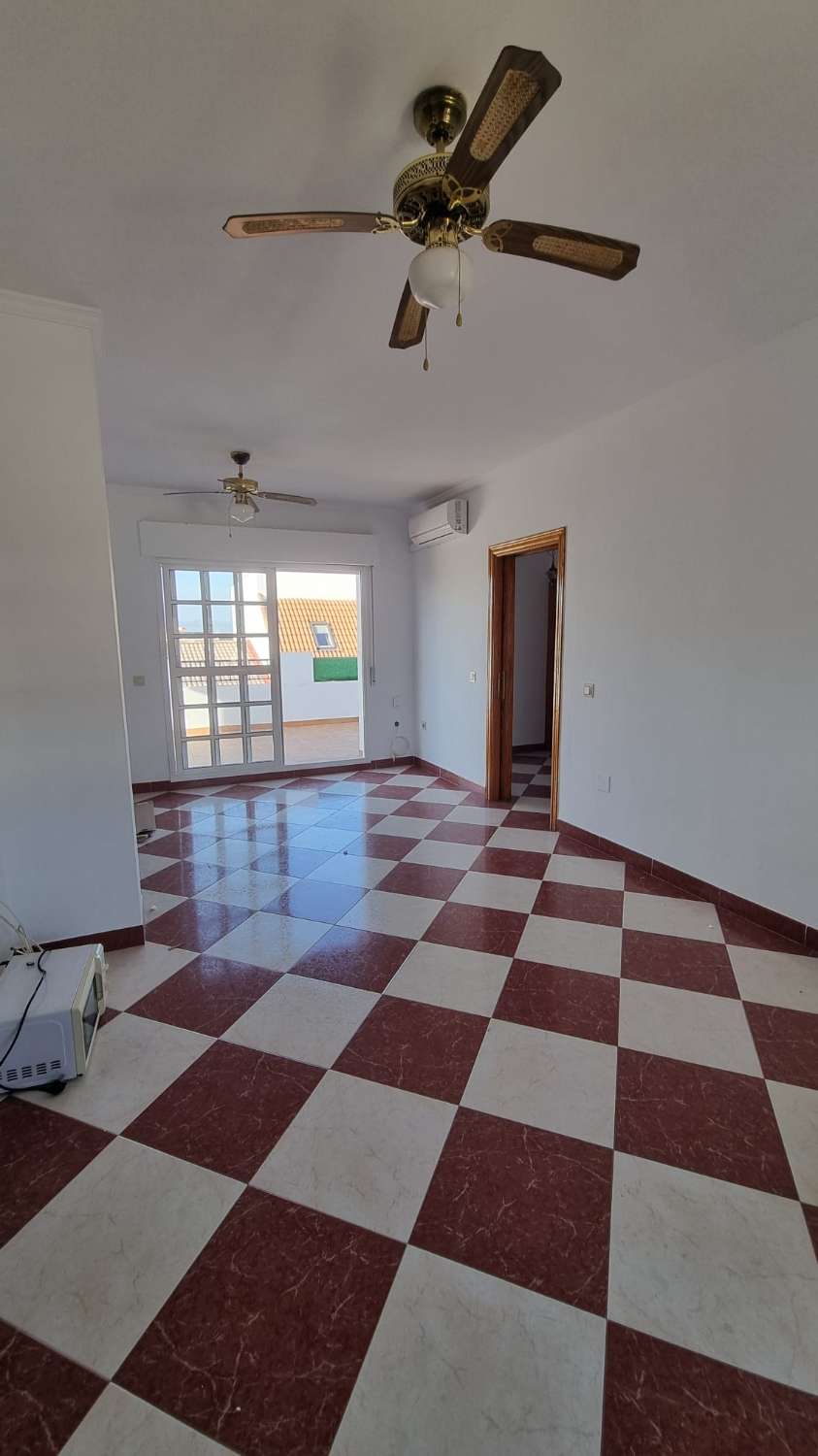 Ático de 2 habitaciones con terraza céntrico